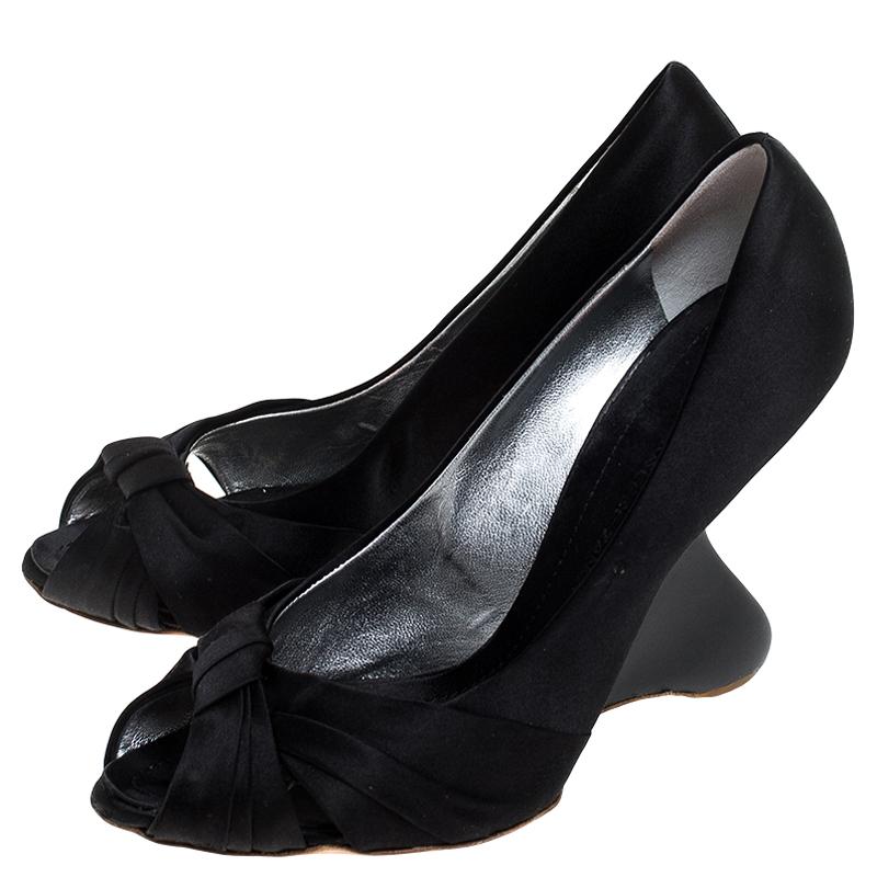 Guiseppe Zanotti Black Knotted Satin Peep Toe Sculpted Heels Pumps Size 38.5 In Good Condition In Dubai, Al Qouz 2