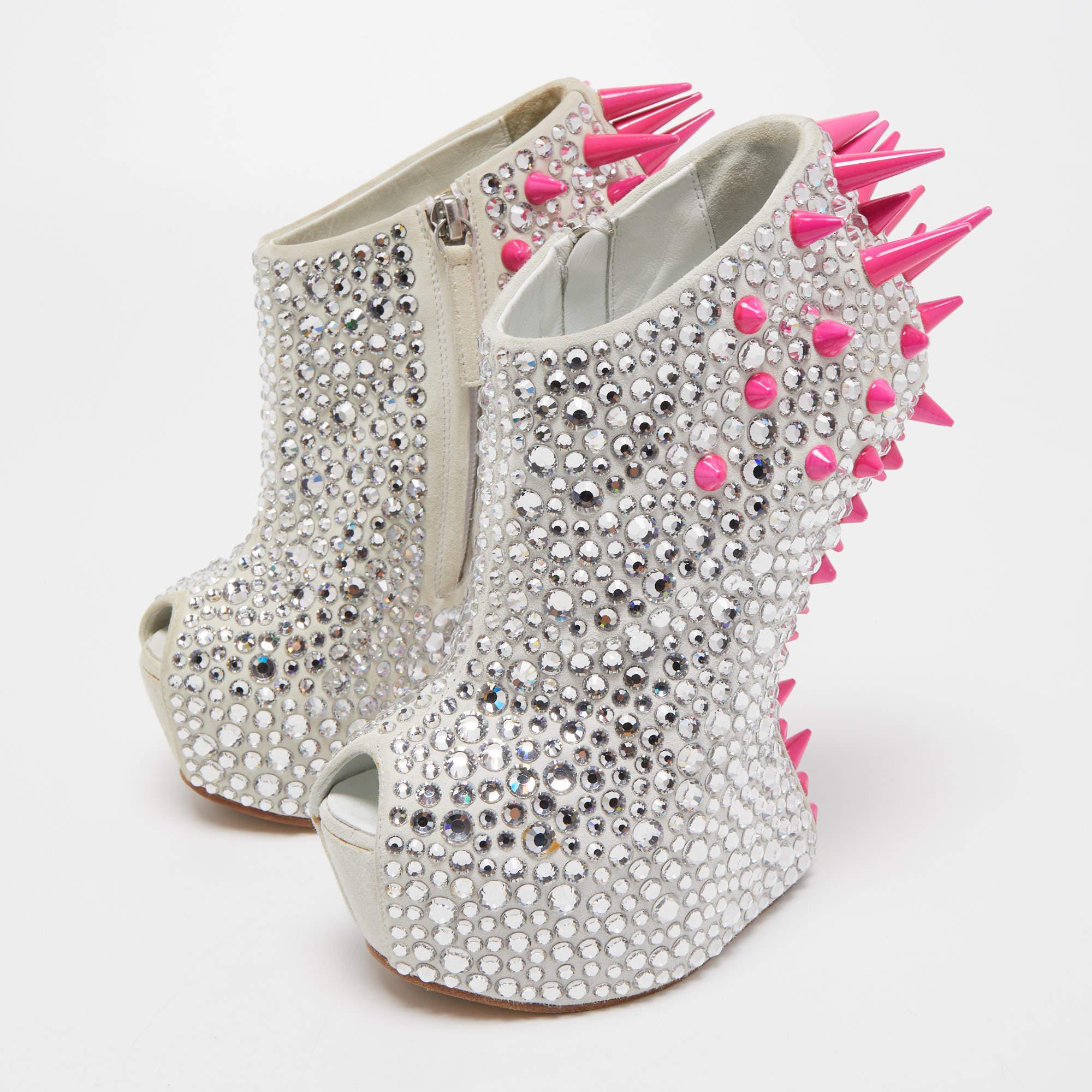 Guiseppe Zanotti Grey Suede Crystal and Spiked Embellished Booties Size 35 In Good Condition In Dubai, Al Qouz 2
