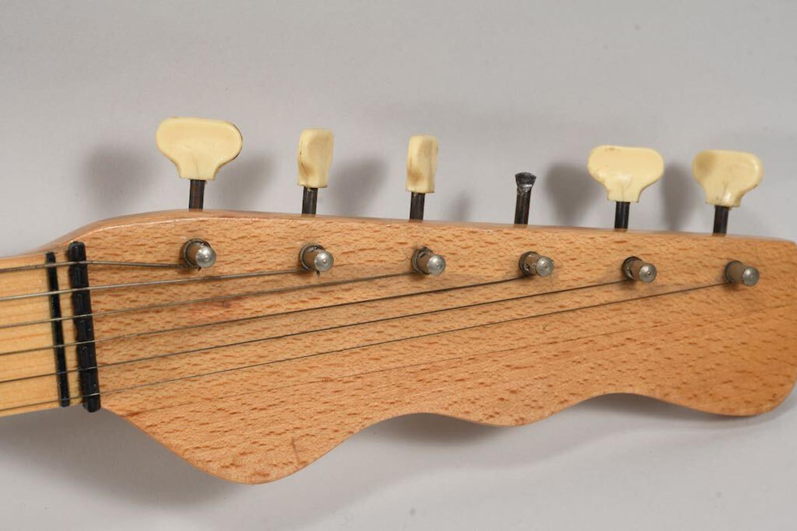 Guitar, Bontempi CHB84 1G13 In Fair Condition For Sale In Bordeaux, FR