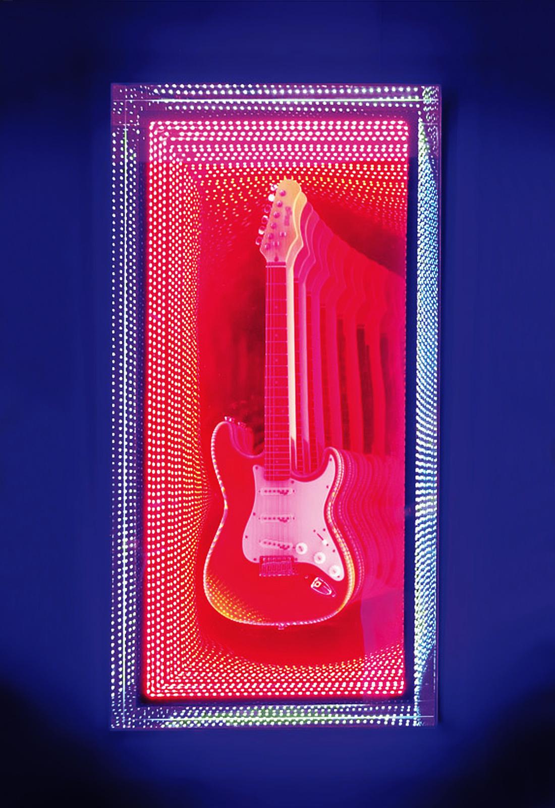 Décoration murale miroir guitare Infiny réalisé avec
lumières led miroirs avec création en verre et plexiglas
un effet miroir infini. Avec des documents originaux et exceptionnels
style de guitare Fender Stratocaster.
Pièce exceptionnelle réalisée