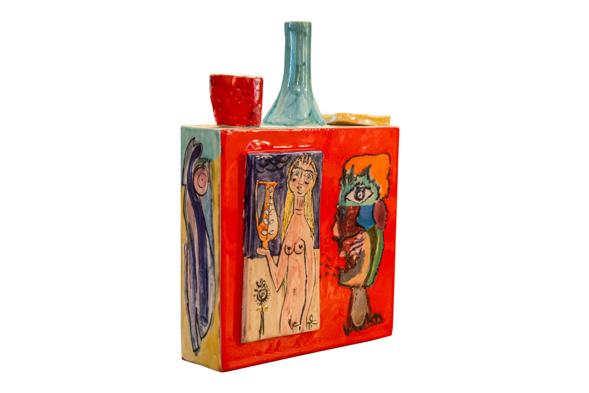 Guive Khosravi (1967), Soliflora, 
Céramique émaillée polychrome décorée d'une femme nue avec une cruche sur une face et d'un portrait d'homme sur l'autre,
Signé au verso,
circa 1988, France. 

Dimensions : Hauteur 25 cm, Largeur 18 cm,