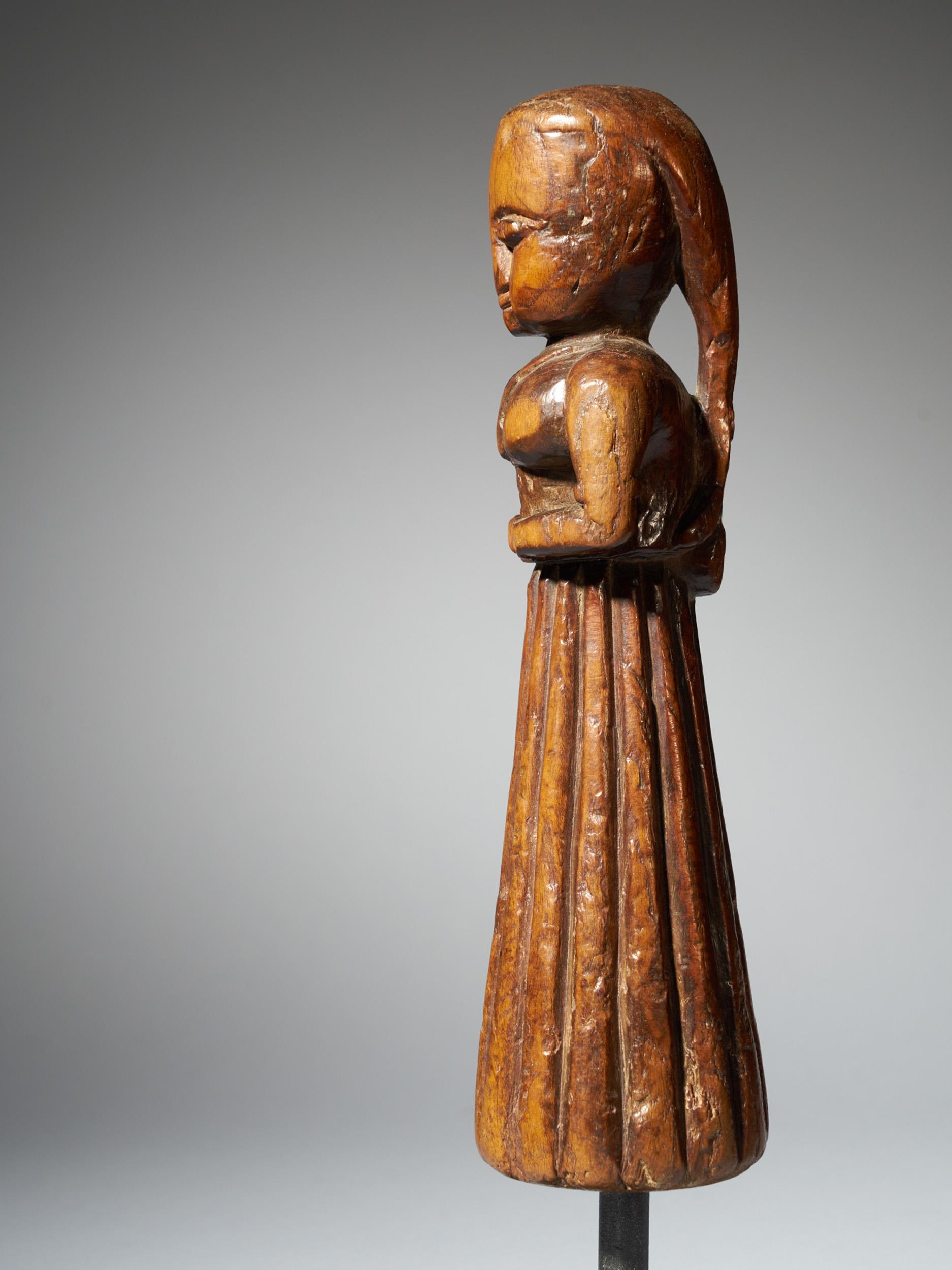 Sculpté à la main Statue d'une femme en jupe longue dans une jupe, région de Gujurat, Inde du Nord en vente