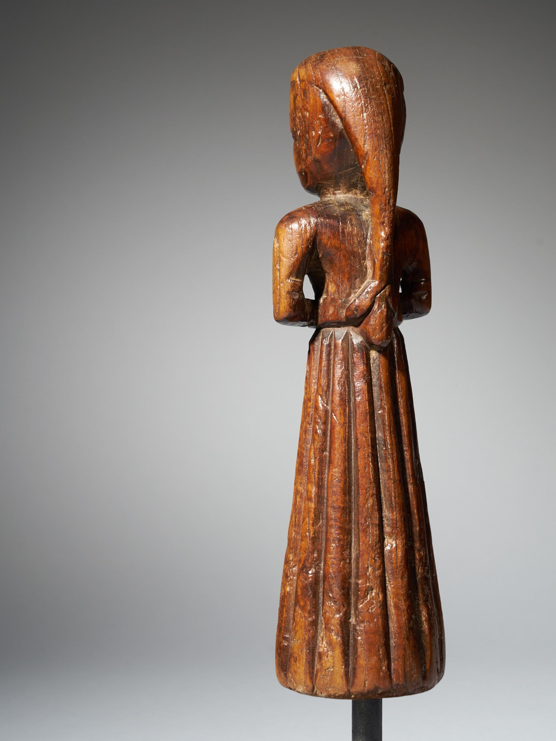 Statue d'une femme en jupe longue dans une jupe, région de Gujurat, Inde du Nord Bon état - En vente à Leuven , BE