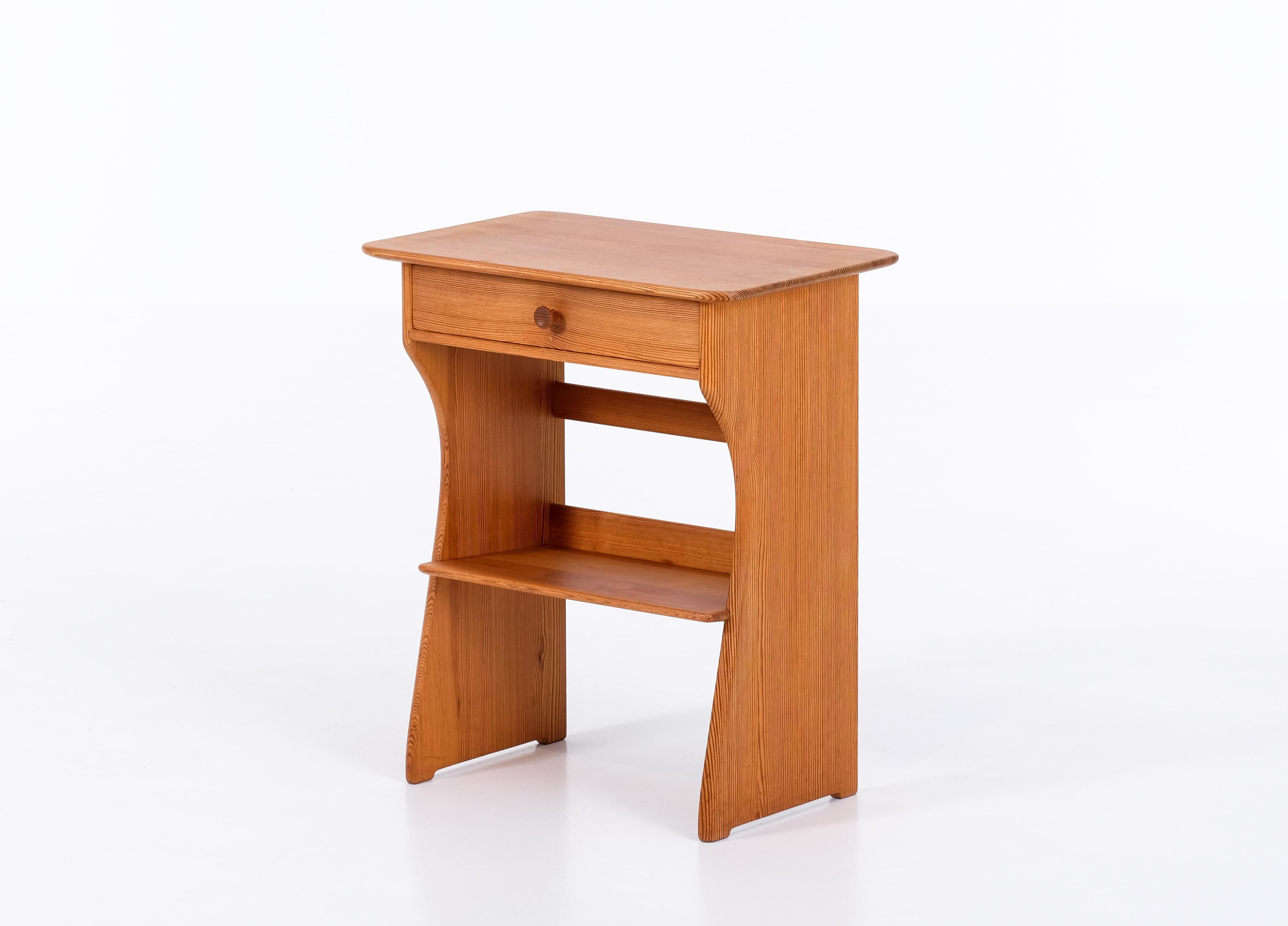 Elegant bedside table in pine, designed by Carl Malmsten, Sweden, 1960s. 
Very good condition with small signs of usage and patina.