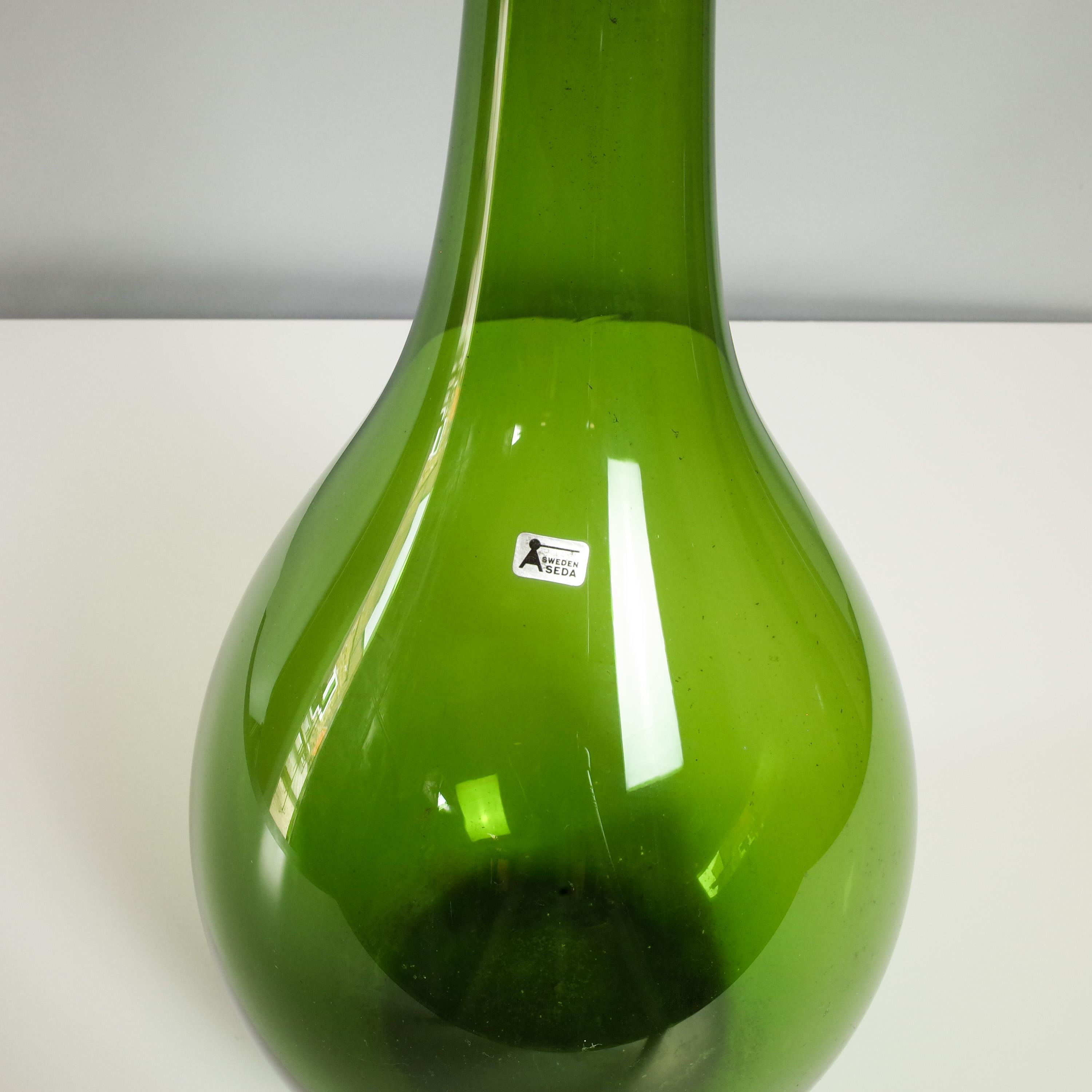 Beautiful green Gullaskruf vase by Arthur Percy for Aseda Sweden. Excellent condition with original label. Amazing it's lasted this long in such great condition, 1950s.