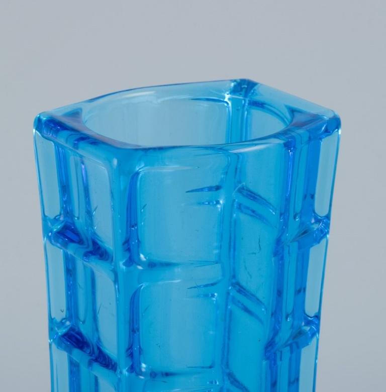 20ième siècle Gullaskruf, Suède. Vase d'art en verre bleu. Fin du 20e siècle. en vente