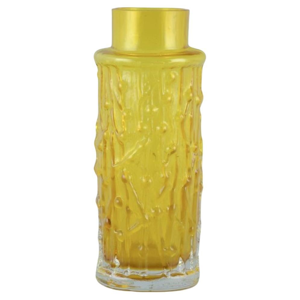 Gullaskruf, Svezia. Vaso in vetro artistico in vetro giallo. Fine del XX secolo.