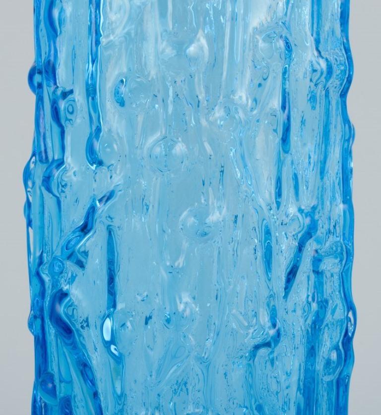 20ième siècle Gullaskruf, Suède, vase en verre d'art bleu soufflé à la bouche,  en vente