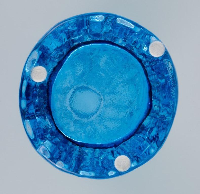 Gullaskruf, Suède, vase en verre d'art bleu soufflé à la bouche,  en vente 1