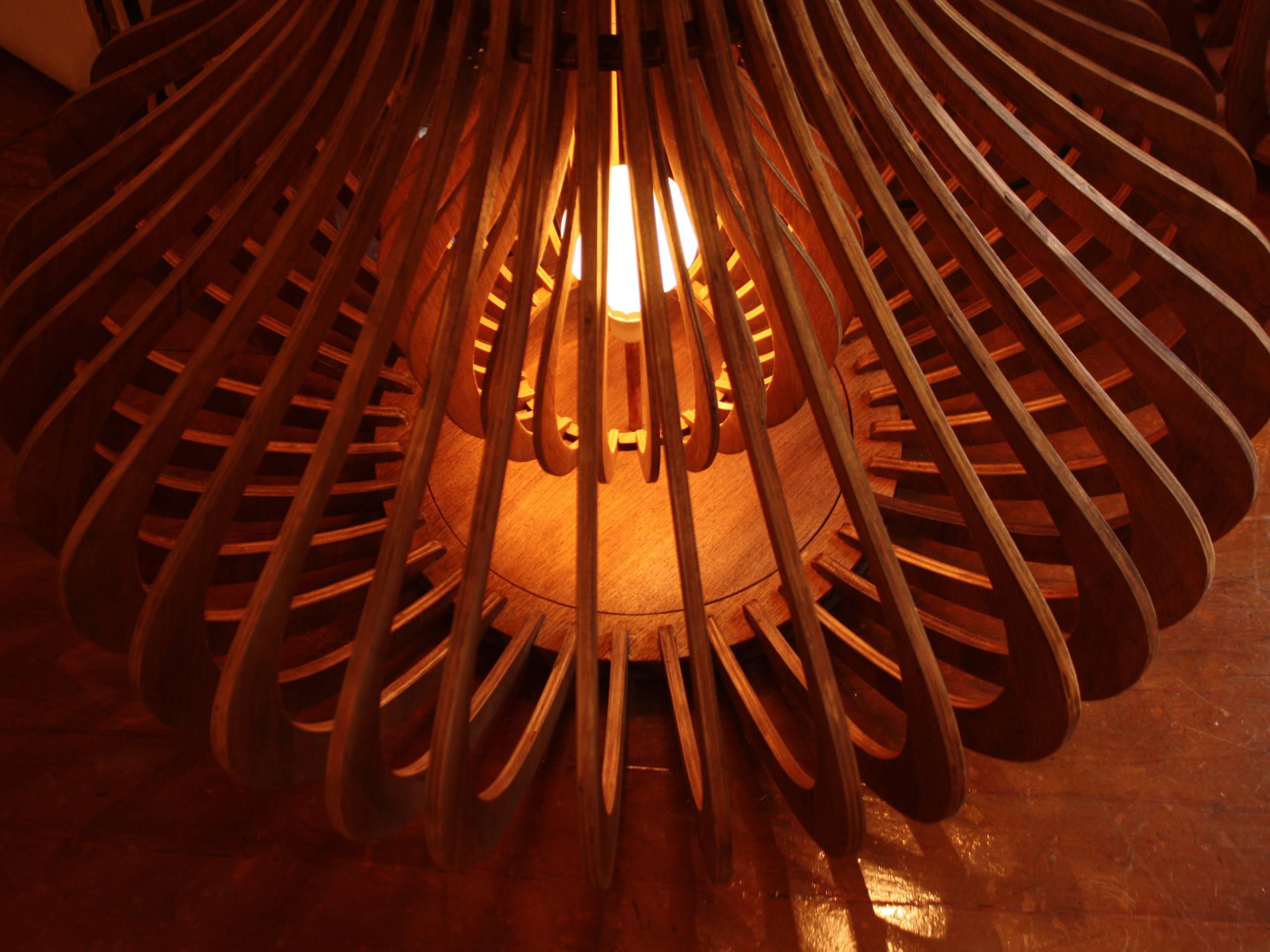 Ce lampadaire a une forme sinueuse et sculpturale qui fait référence aux dômes de plafond traditionnels et il impressionne par ses grandes proportions. L'idée est que cette lampe se distingue dans l'environnement. Avec un design exceptionnel, il ne