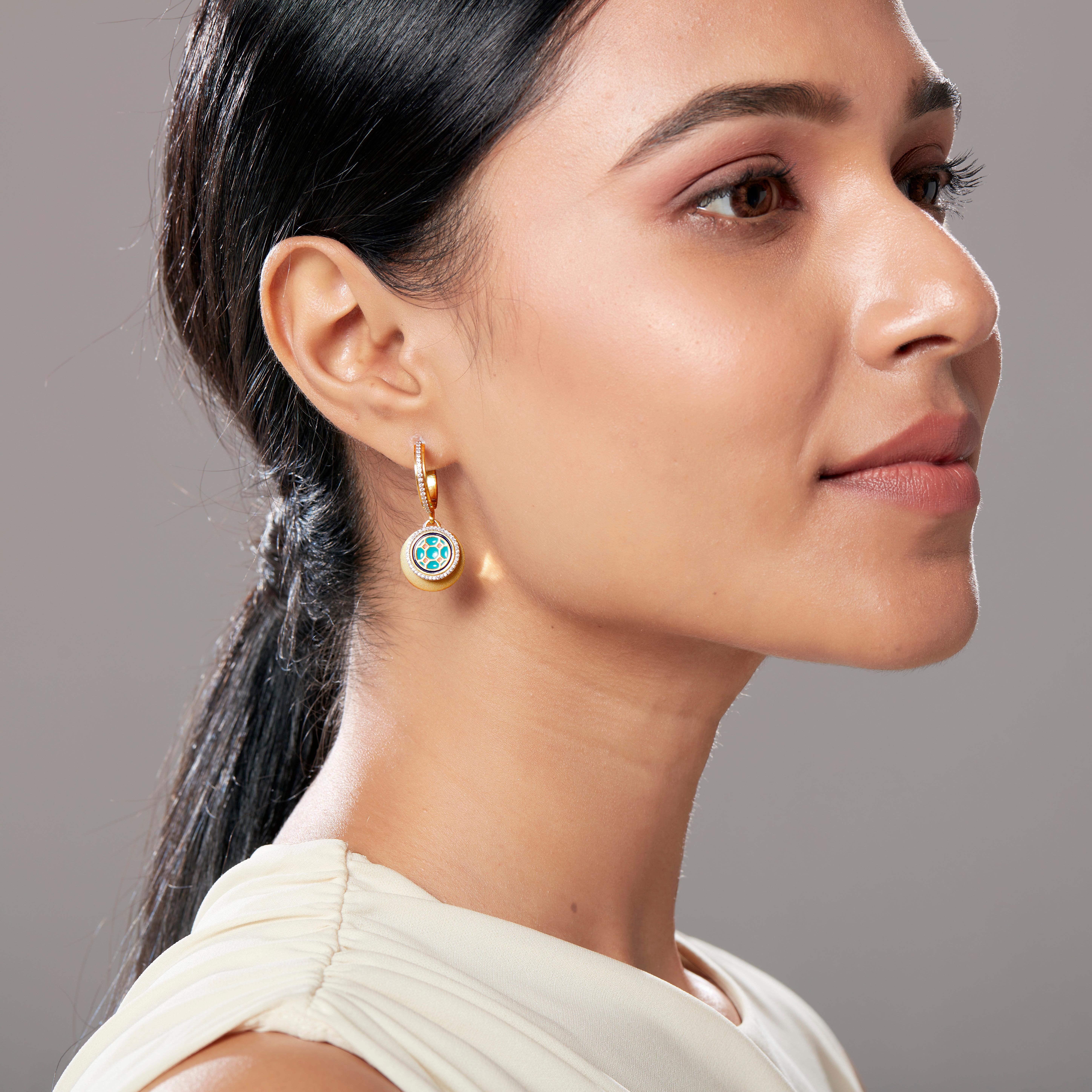 SOHNAA 18Kt Gold Diamond Enamel Miraas Gulsen Small Hoop Danglers Earrings In New Condition For Sale In Surat, IN