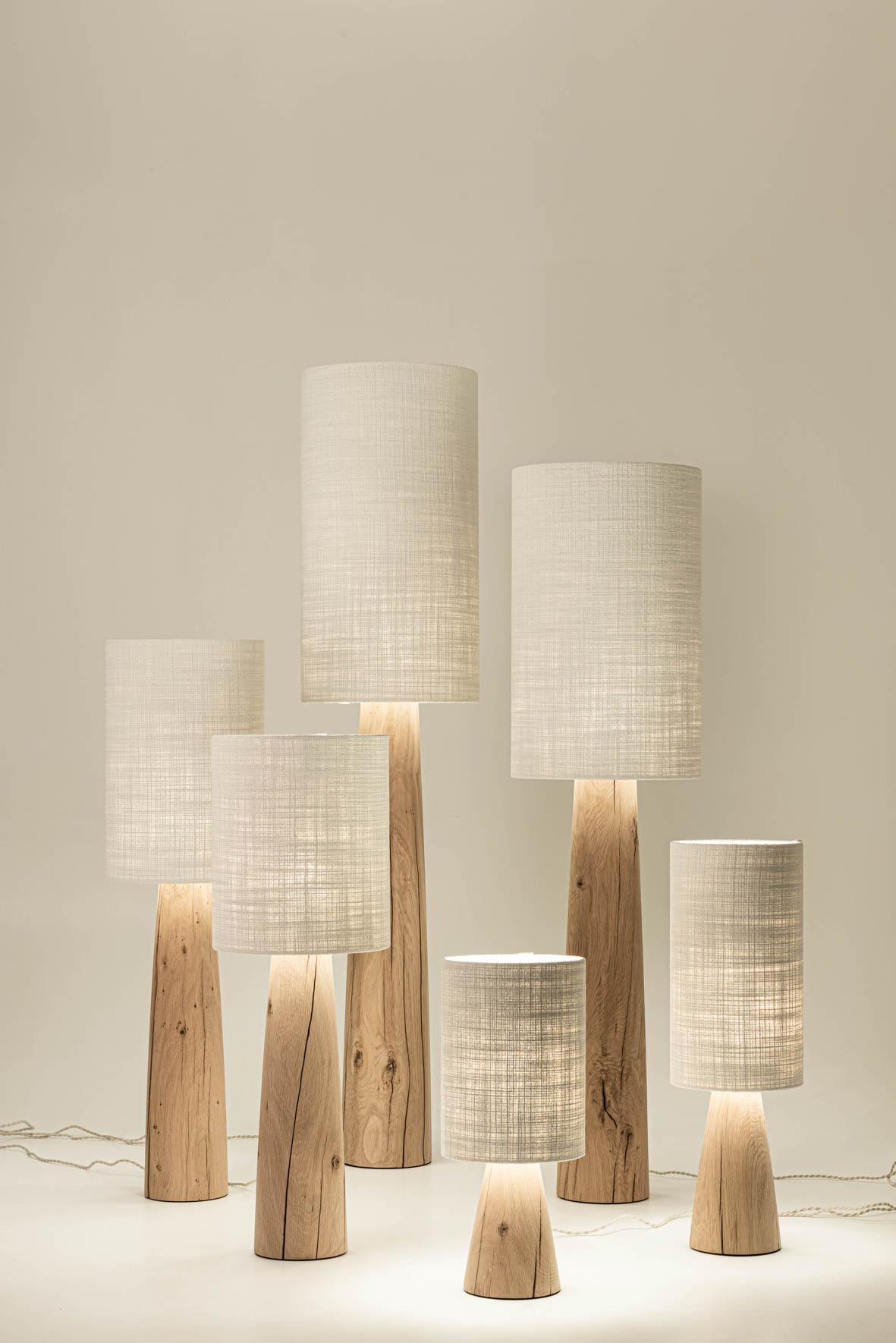 Guma FL4S lamp by Jeroen De Ruddere
Dimensions: D 25 x H 80 cm
Cord Lenght: 175 cm
Dimmable: Yes
Materials: Oak Brutal nature and textile.

All pieces are CE certified.

Each lamp is handmade so the measurements may differ minimally.