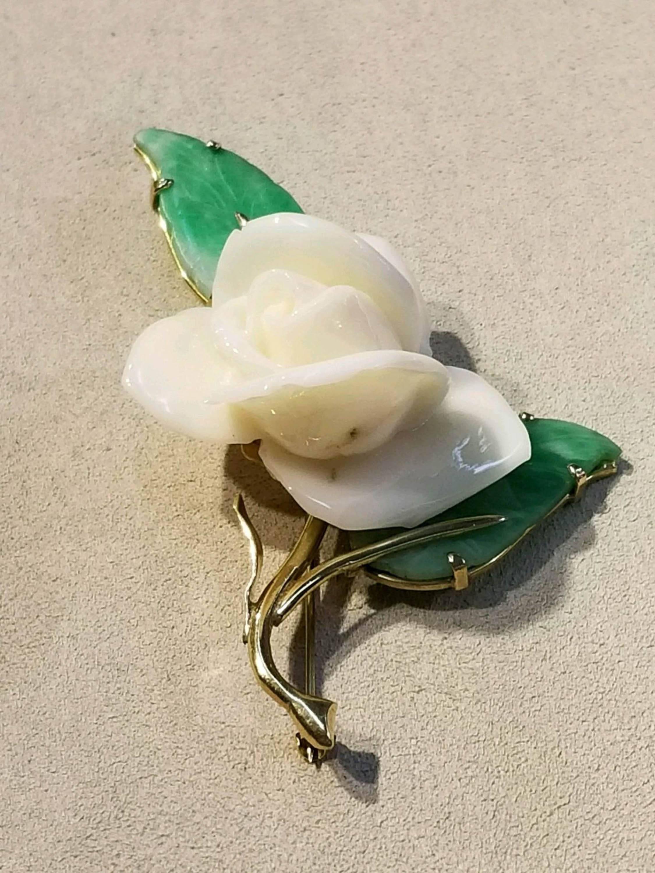 Gump's, 14 Karat Yg, White Coral and Jade Brooch In Excellent Condition In Santa Fe, NM