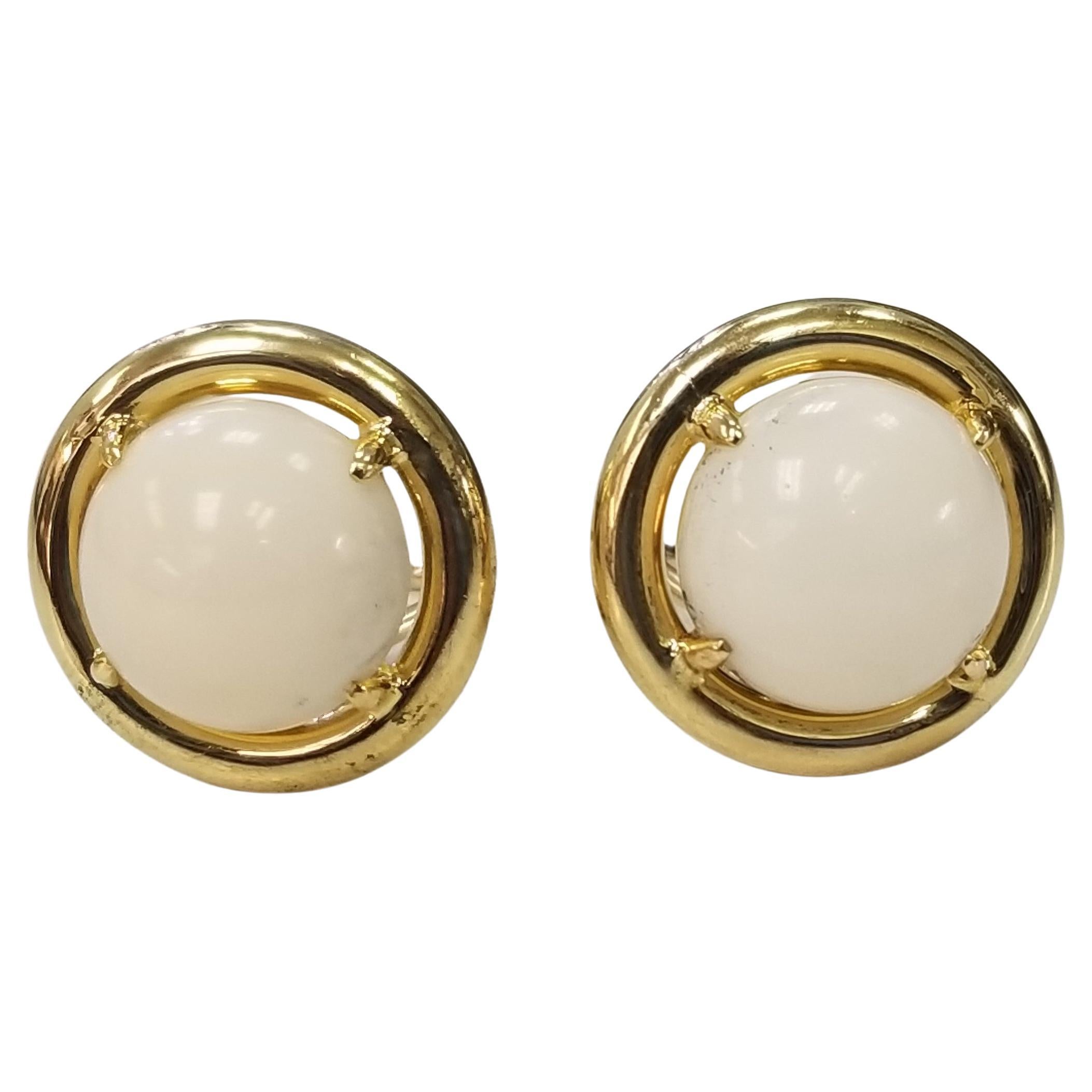 Gump's Boucles d'oreilles en or jaune 18 carats et corail blanc