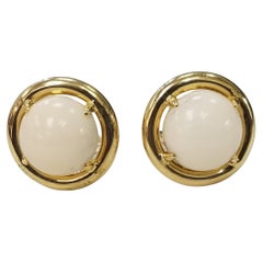 Gump's Boucles d'oreilles en or jaune 18 carats et corail blanc