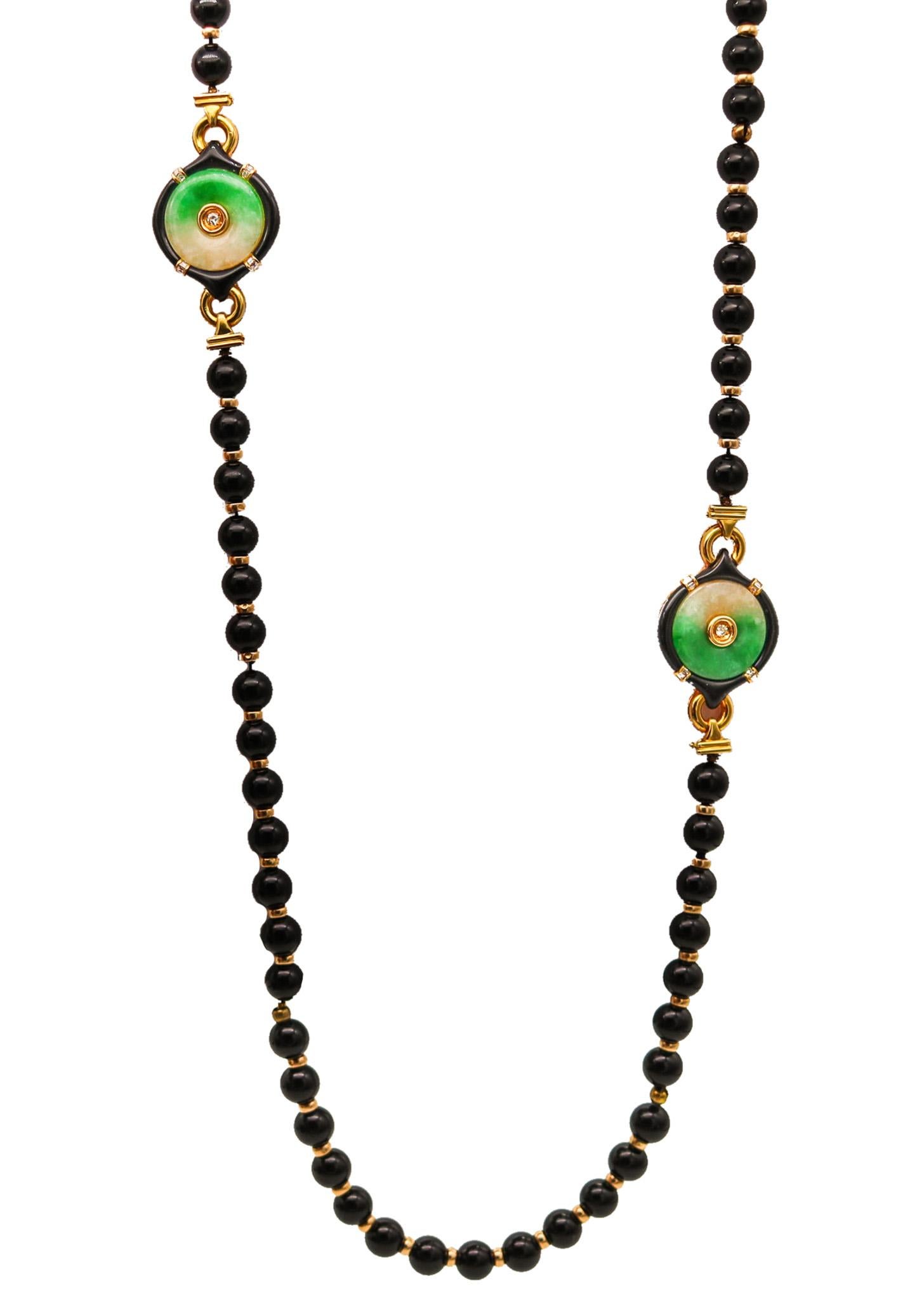 Collier sautoir aux motifs orientalistes conçu par Gumps.

Magnifique collier coloré, créé par Gumps dans les années 1970. Ce sautoir long a été réalisé avec des motifs classiques de chinoiserie en or jaune massif de 18 carats avec une finition