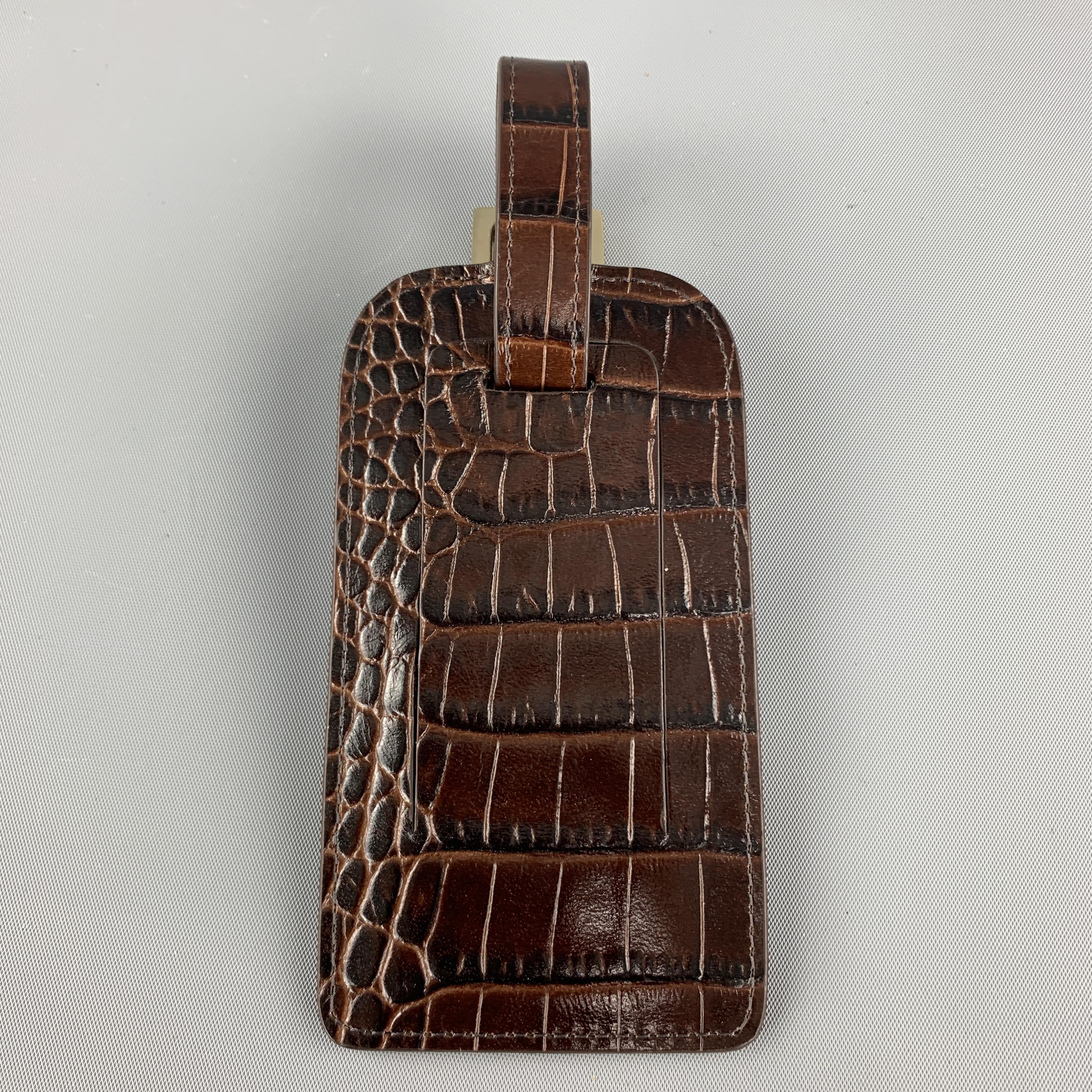 GUMP'S luggage tag comes in brown alligator embossed leather with a gold tone stamp and buckle. 

Excellent Pre-Owned Condition.

4.75 x 2.5 in.
