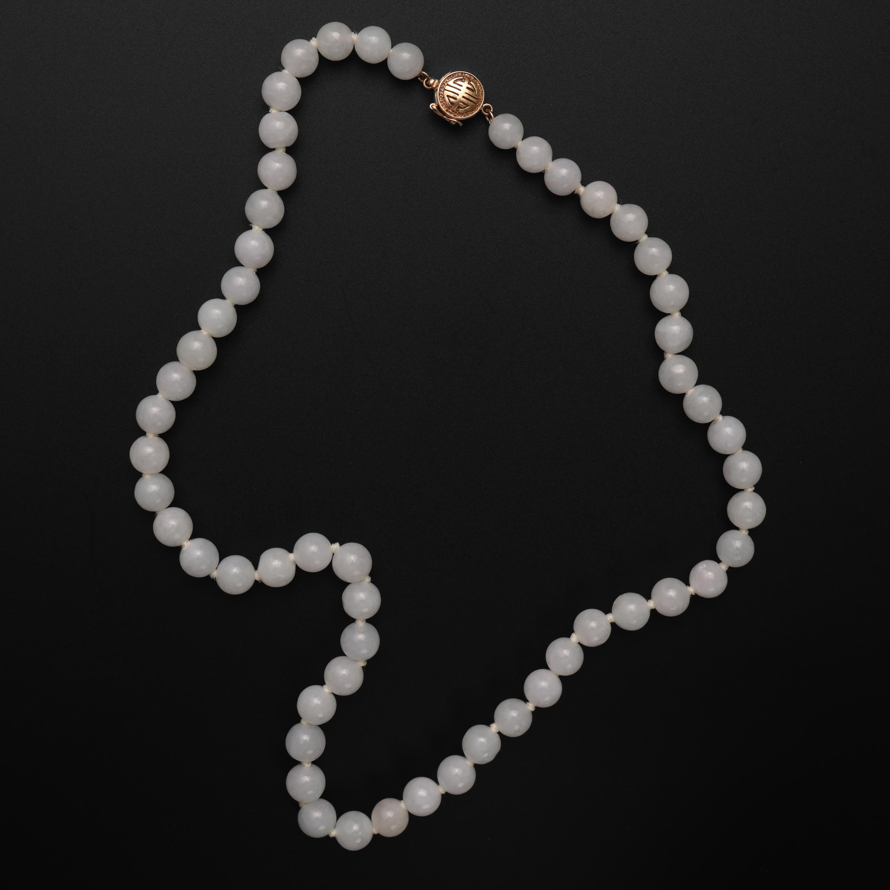 Les perles lumineuses de jadéite non traitée qui composent ce collier de 20 pouces sont d'un vert si clair qu'elles paraissent blanches. Enfin, pas blanches ; pas vraiment, car elles sont bien trop fascinantes pour être simplement blanches comme une