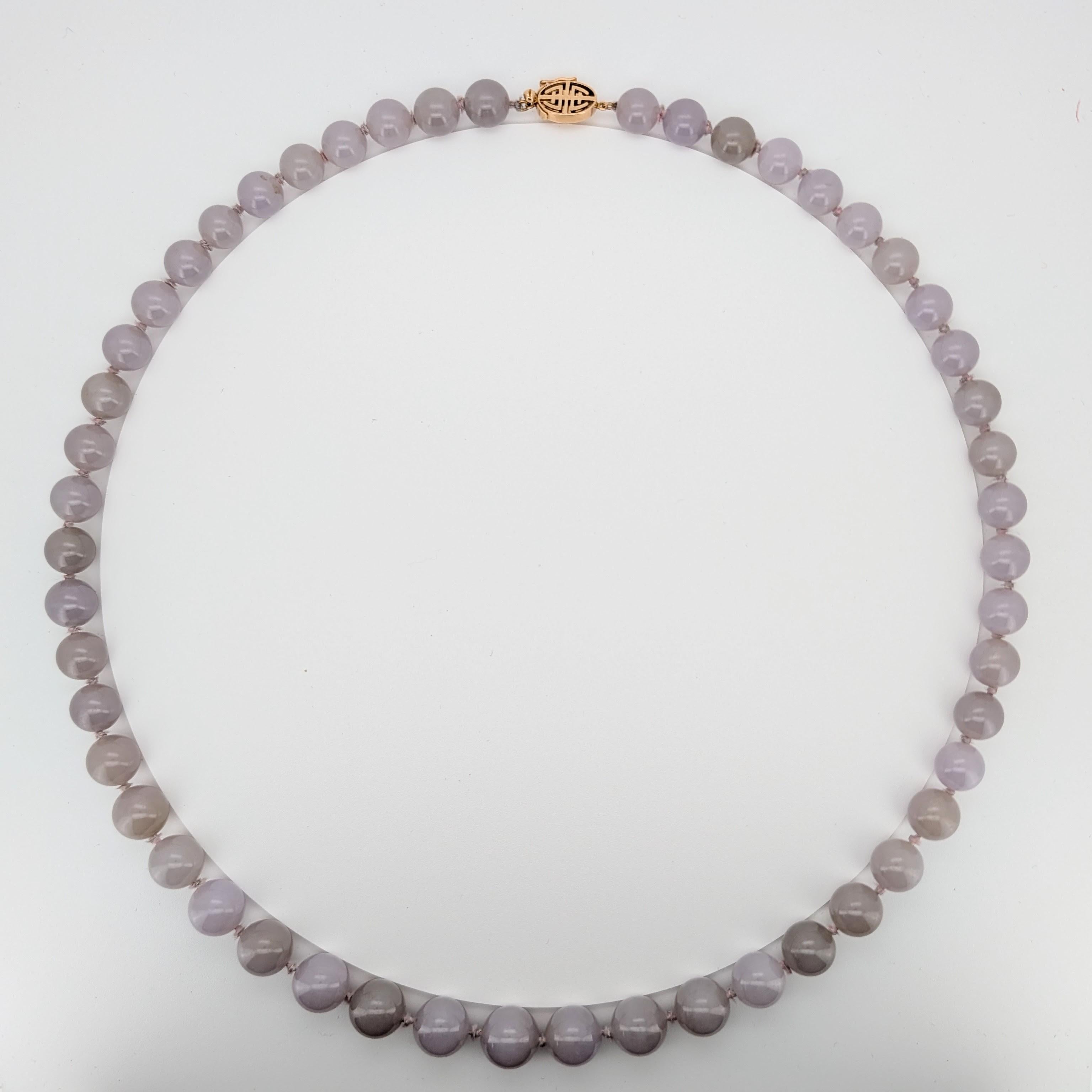 Una collana straordinariamente bella e rara, questa collana di Gump's San Francisco degli anni '60-'70, composta da 51 perle di giada naturale e non trattata, altamente traslucida, del colore lavanda fumé più luminoso.

Le perle scintillanti