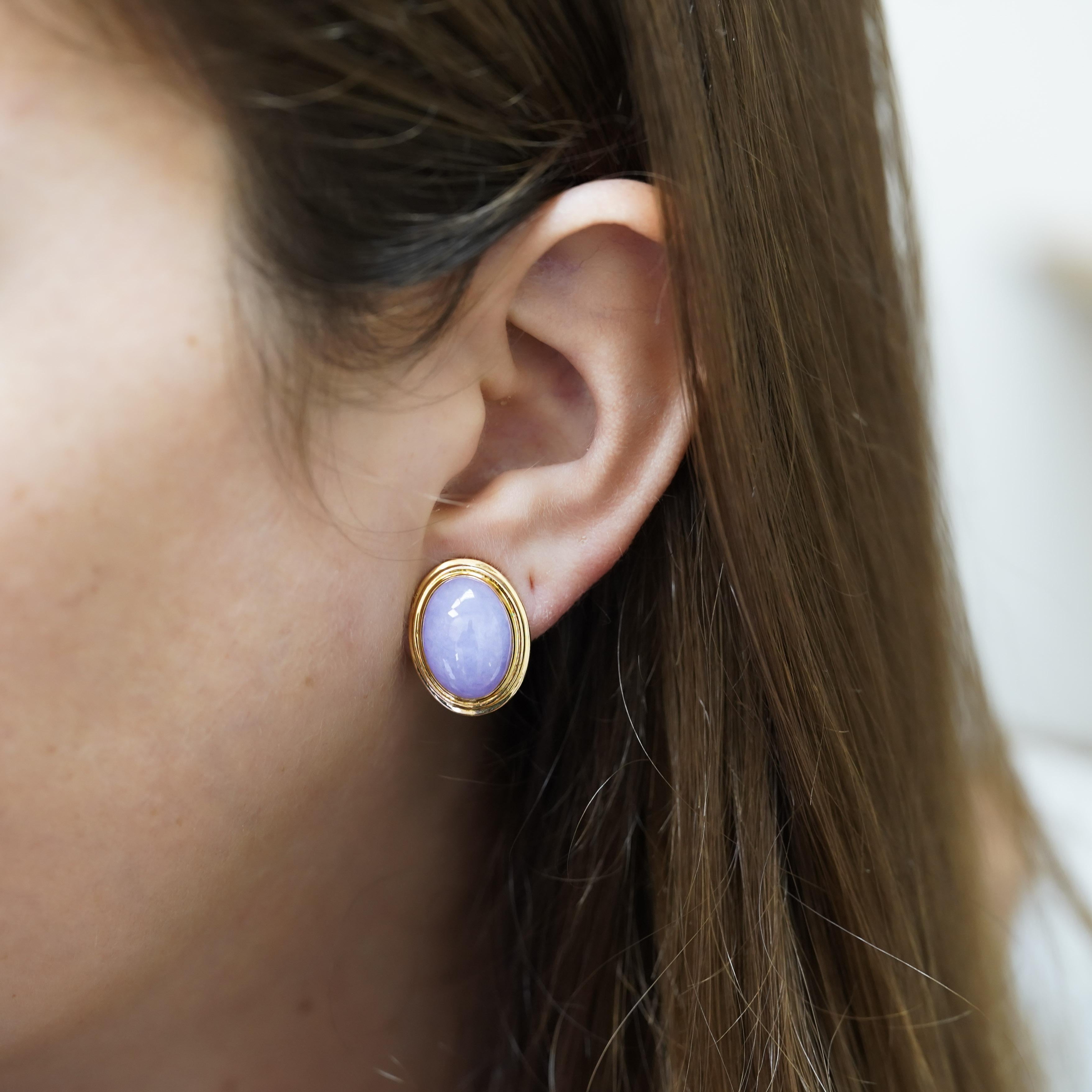 Orecchini a perno in giada lavanda non trattata con castone in oro giallo 14K e chiusura a leva. Pezzi firmati GUMPS San Francisco con pietre di giada cabochon ovali di 18,6 x 14,6 mm.

Specifiche del prodotto:
Tipo di articolo: Orecchini a