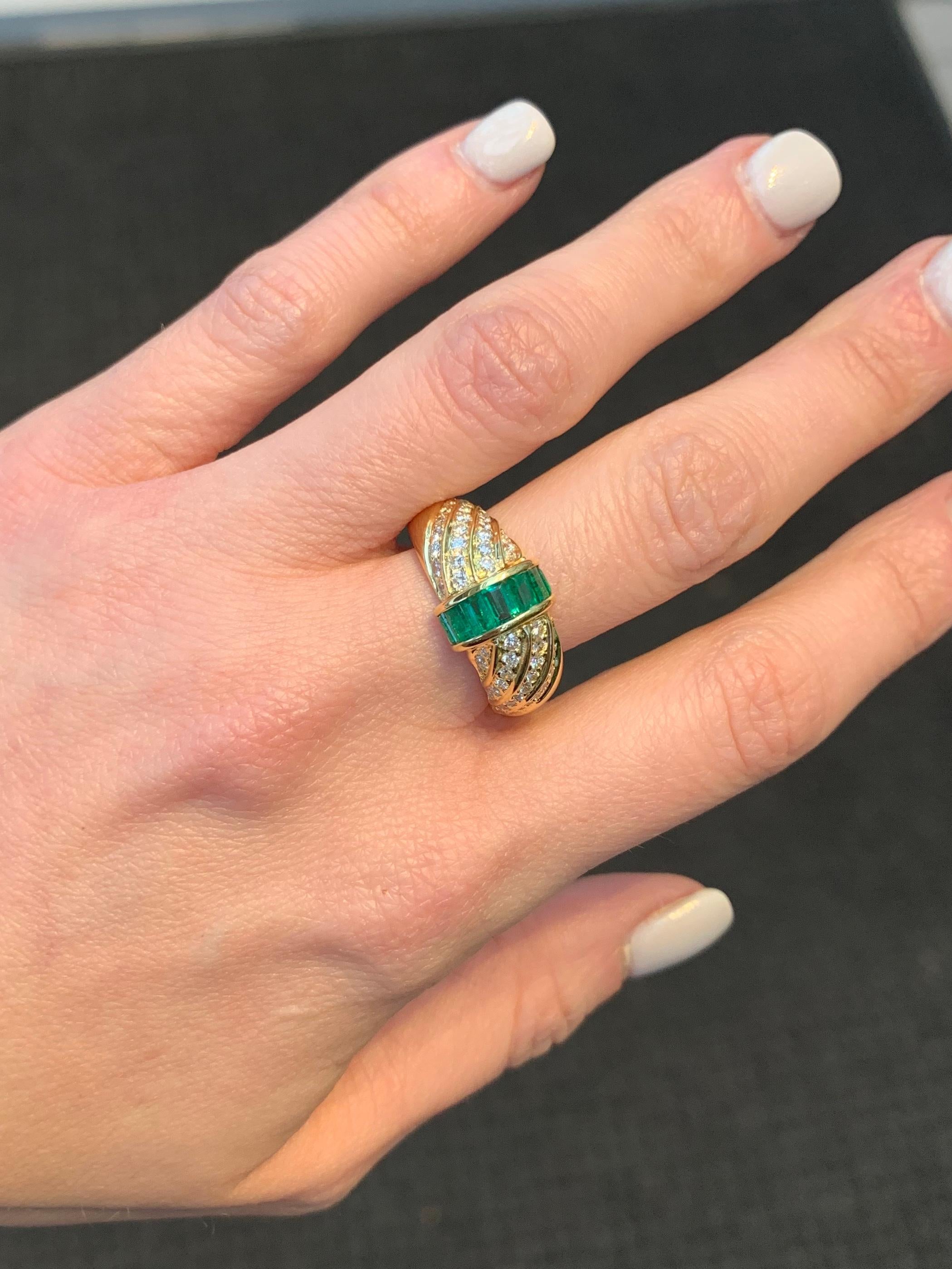 Gumuchian 18 Karat Emerald and Diamond Modern Ring For Sale 2