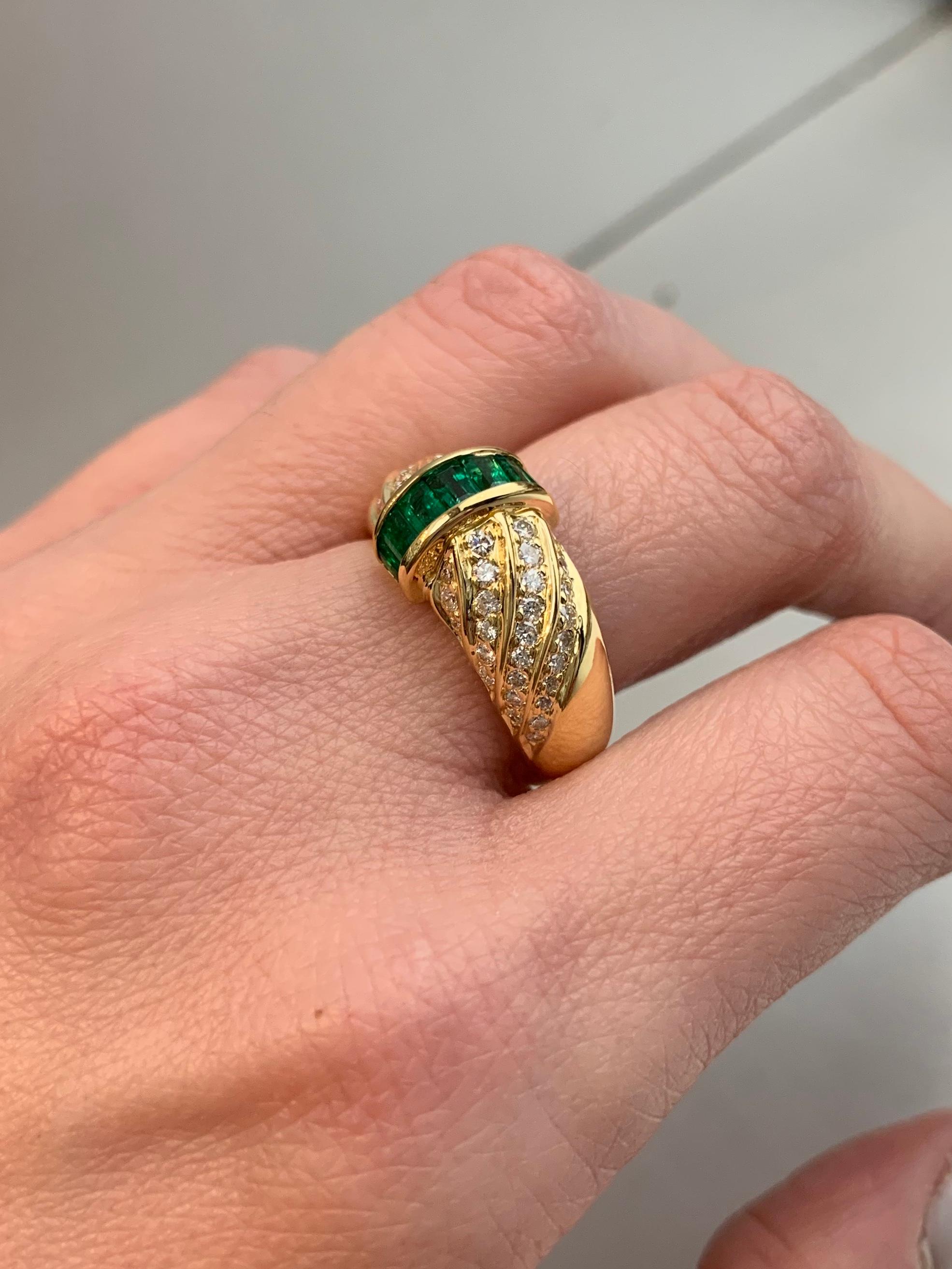 Gumuchian 18 Karat Emerald and Diamond Modern Ring For Sale 3