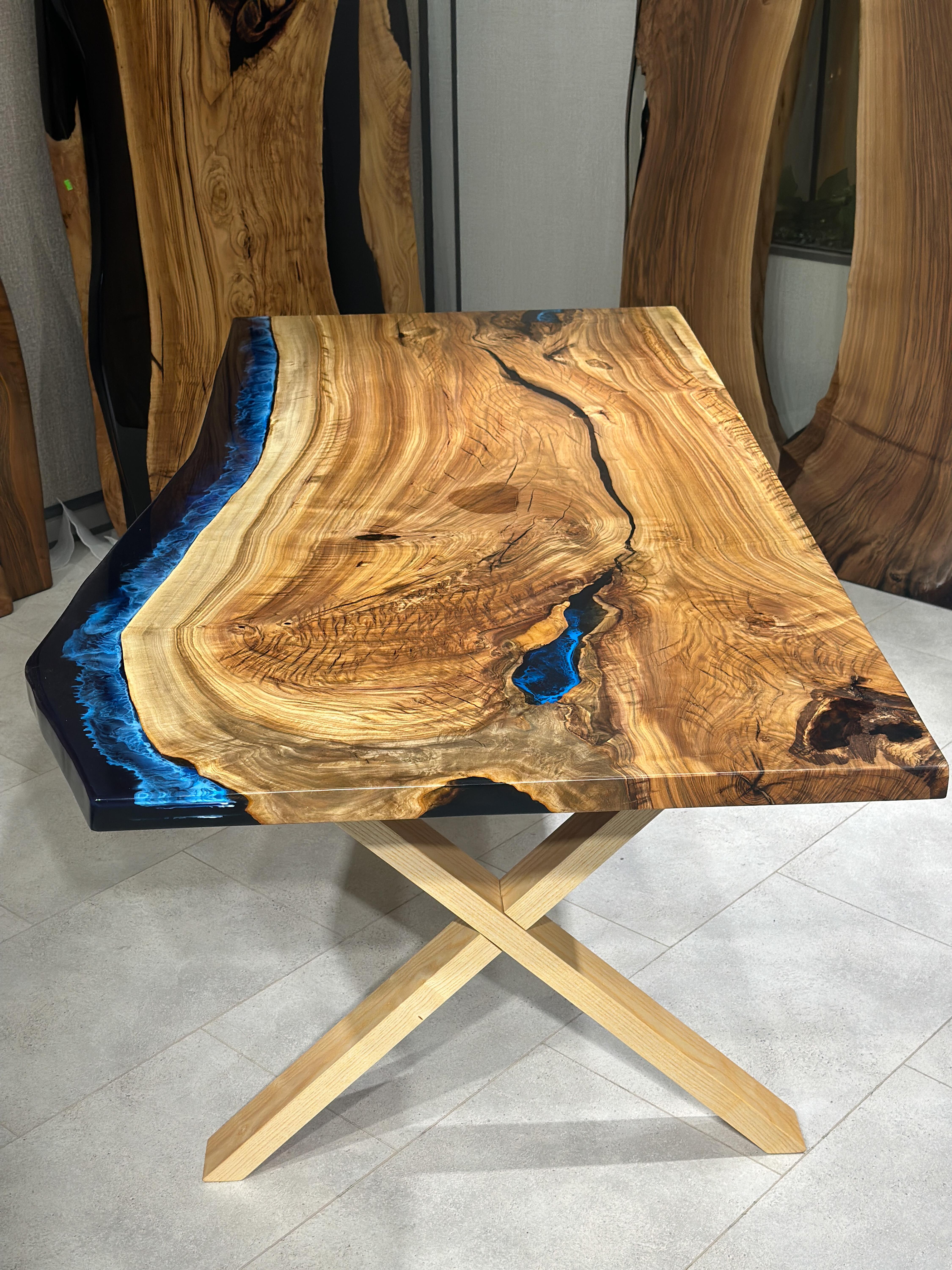 Table de salle à manger en bois de gommier à bord vif en résine époxy sur mesure 

Cette table est fabriquée en bois de gomme. Les veines et la texture du bois décrivent l'aspect d'un bois de noyer naturel.
Elle peut être utilisée comme table de