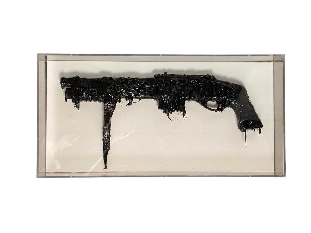  Waffe  Schwarz   Teer   Replica ,  Kunst im Zustand „Hervorragend“ im Angebot in Culver City, CA