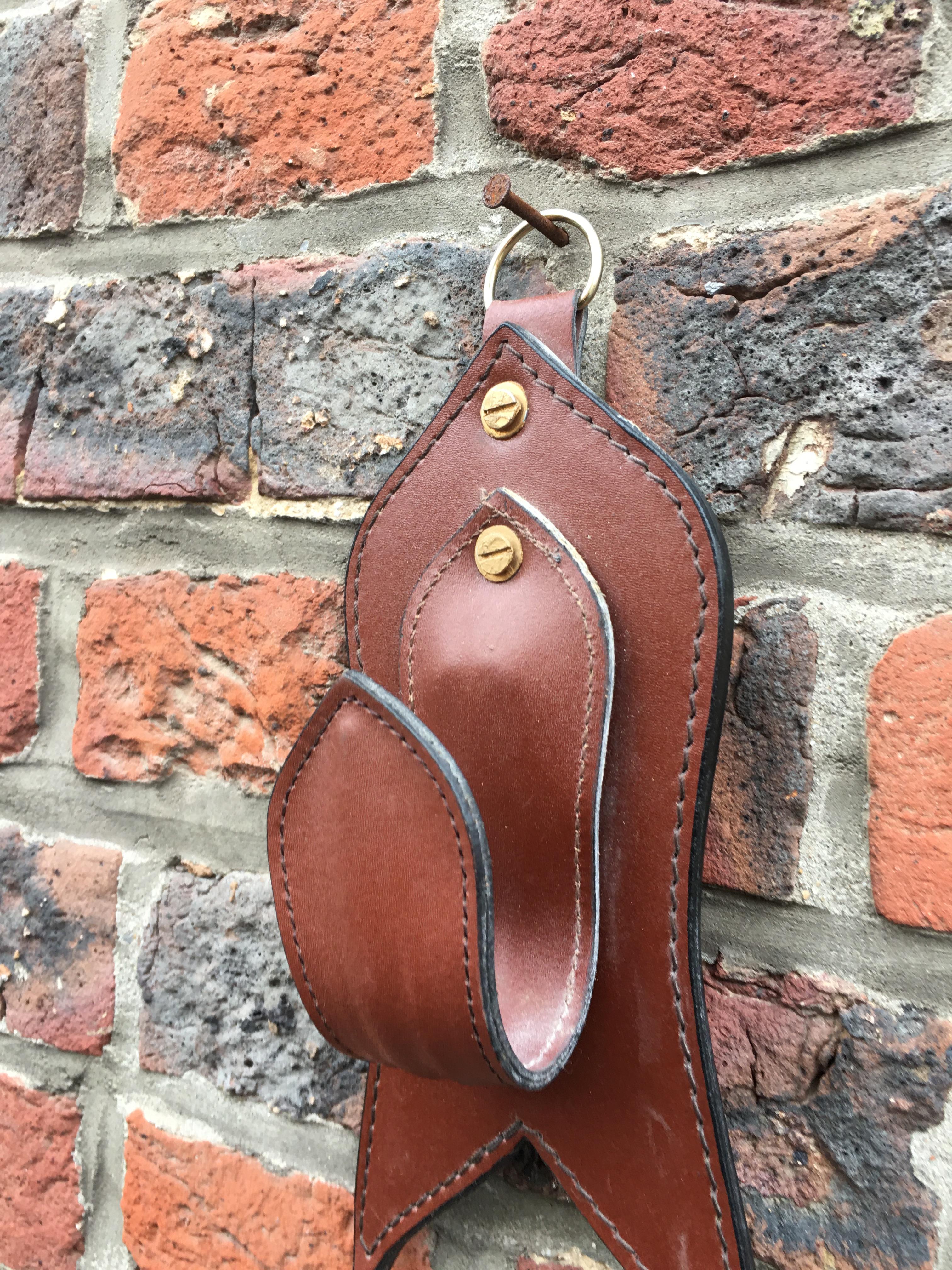 Gun Holder or 2 Leather Paterns in the Style of Jacques Adnet, circa 1950-1960 In Good Condition For Sale In Saint-Ouen, FR