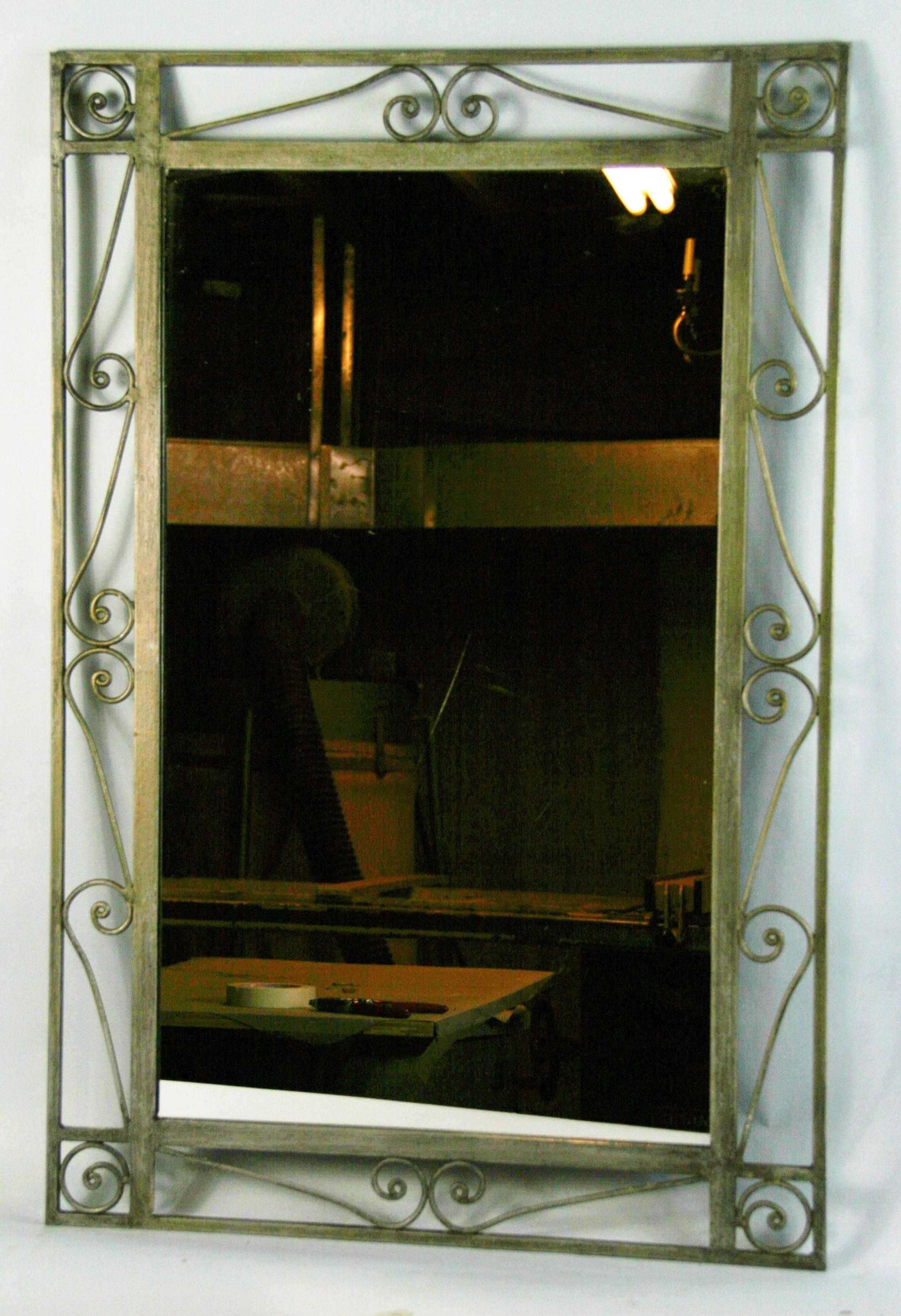 3-817 Miroir lourd, tubulaire et à volutes, fini métal noir.