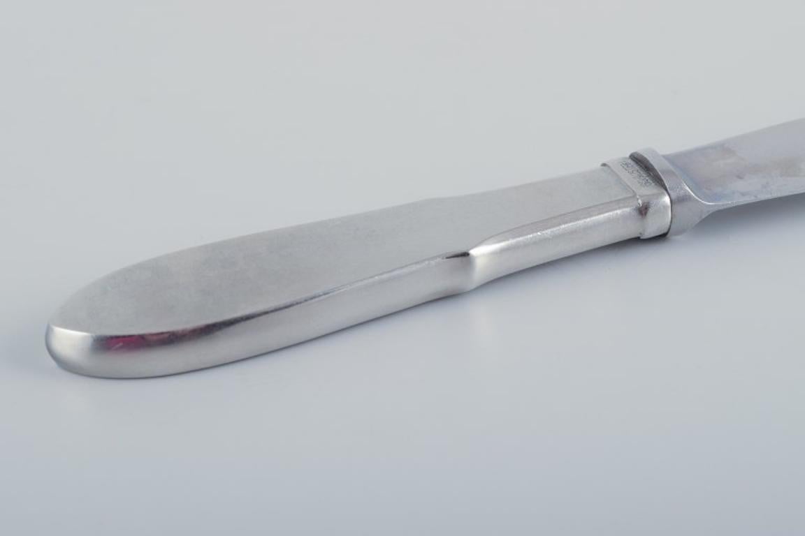 Danois Gundorph Albertus pour Georg Jensen. Huit couteaux de table Mitra en acier inoxydable en vente