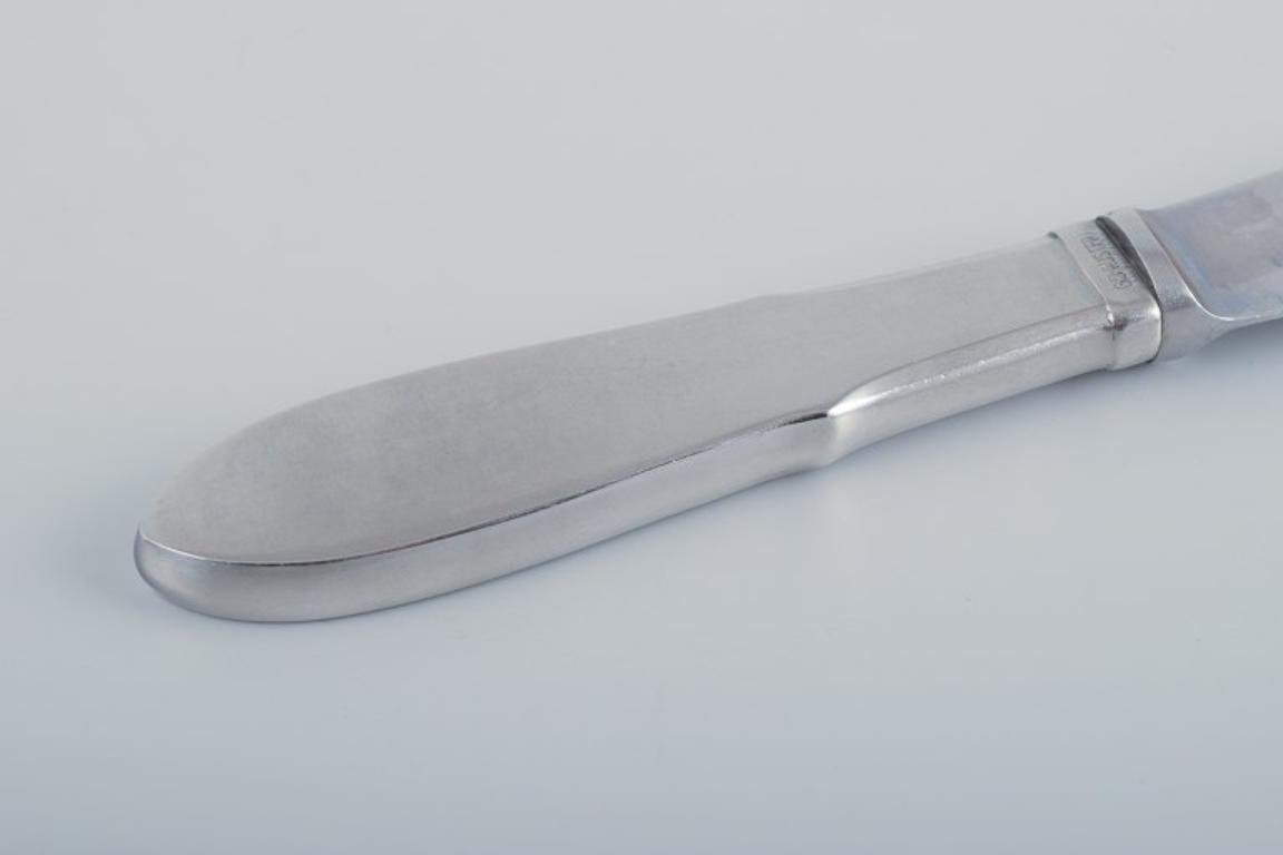 20ième siècle Gundorph Albertus pour Georg Jensen. Huit couteaux de table Mitra en acier inoxydable en vente