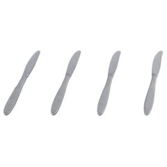Gundorph Albertus für Georg Jensen. Vier lange Henkel „Mitra“ Mittagessenmesser.