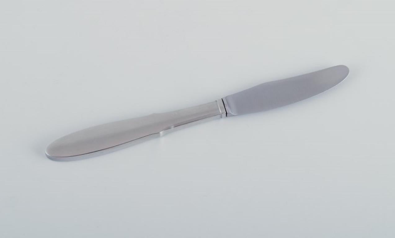 Gundorph Albertus pour Georg Jensen.
Un set de quatre couteaux à déjeuner 