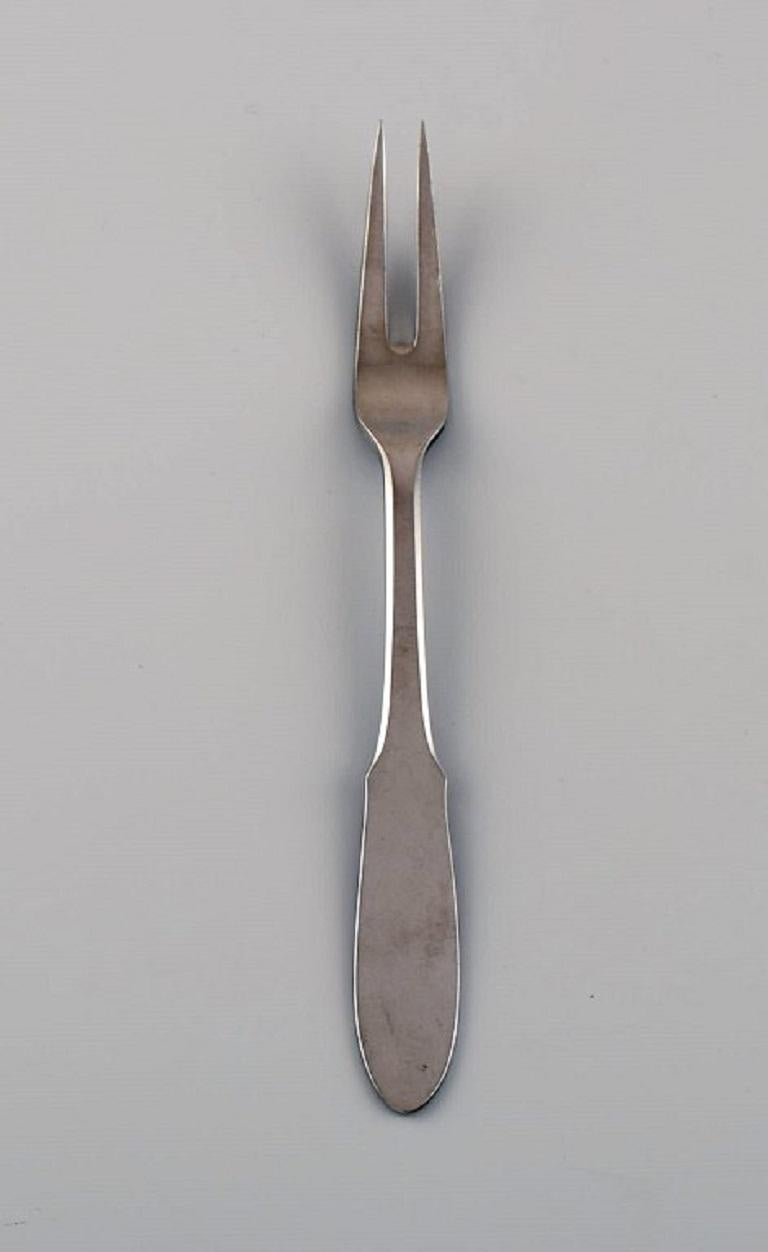 Gundorph Albertus pour Georg Jensen. Trois fourchettes à viande froide Mitra en acier inoxydable. 1970s.
Longueur : 16 cm.
En parfait état.
Estampillé.