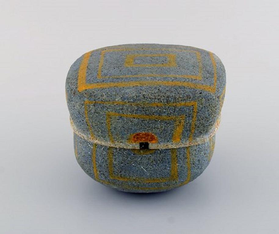 Gunhild Aaberg, Danish contemporary ceramist. Unique lidded jar in stoneware with yellow patterned decoration, 1980s.
Measures: 14 x 12 cm.
In excellent condition.
Signed.