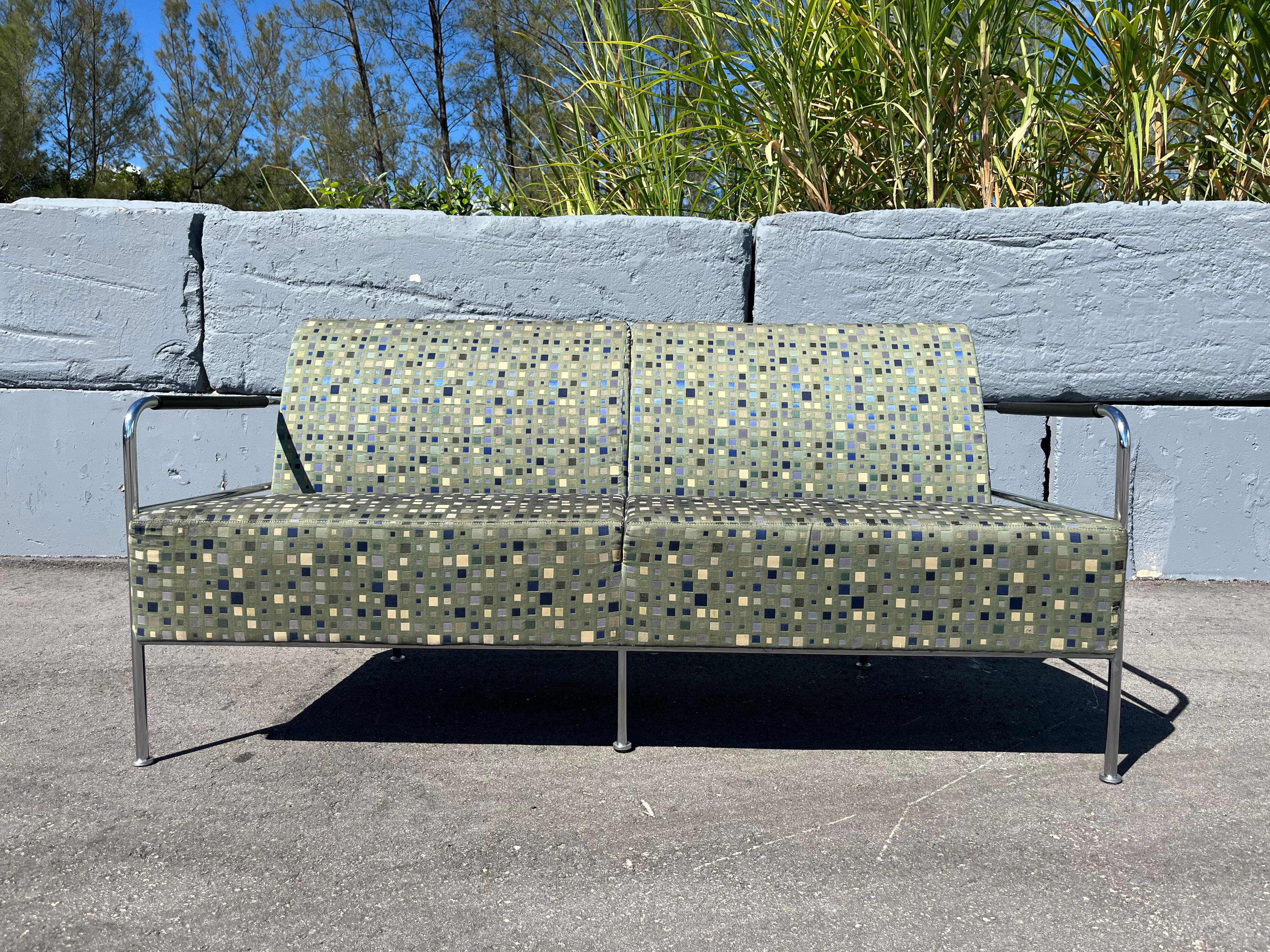 Cinema Sofa, entworfen von Gunilla Allard für Lammhults im Jahr 1994. Dieses Exemplar wurde in Schweden hergestellt und stammt aus den 1990er Jahren. Das Gestell ist aus verchromtem Stahlrohr, die Armlehnen sind aus schwarzem Leder, Sitz und