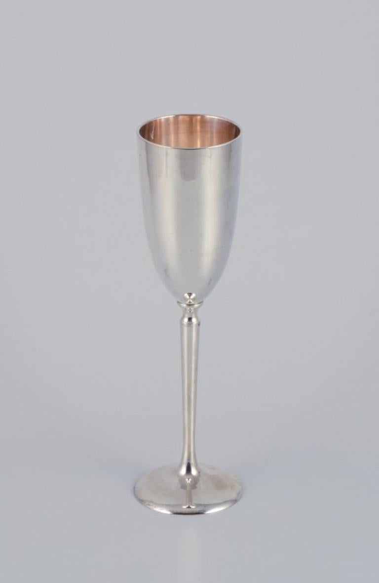 Gunilla Lindahl for Scandia Present, Sweden. 
Two large champagne flutes in plated silver. Handcrafted.
Approximately 1980.
With labels.
In excellent condition.
Dimensions: H 24.7 cm x D 6.5 cm.



