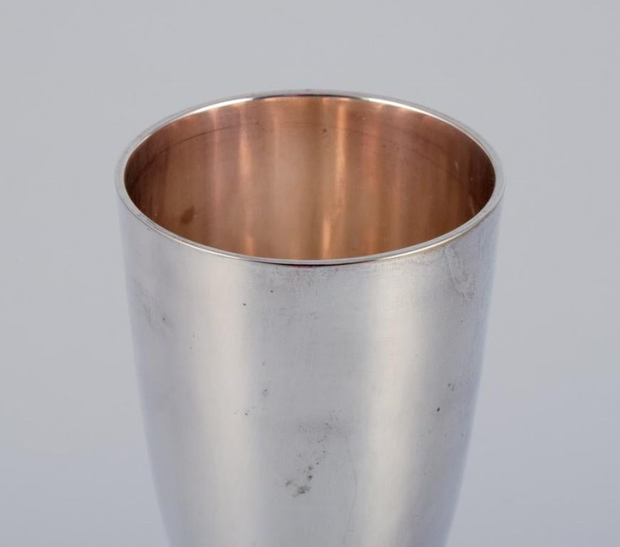 Gunilla Lindahl for Scandia Present. Two large champagne flutes in plated silver In Excellent Condition For Sale In Copenhagen, DK