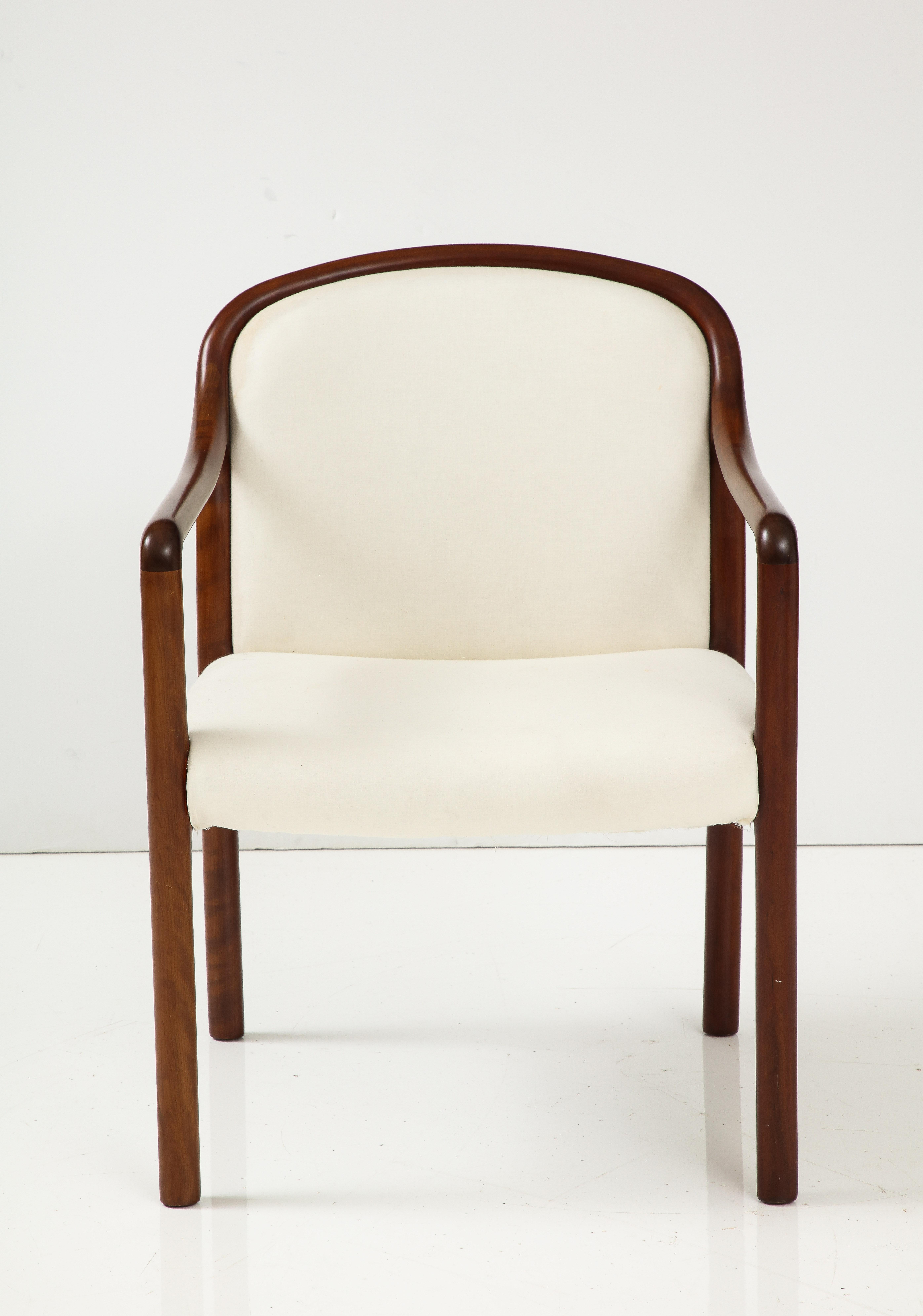 Fauteuil moderniste en Noyer avec un cadre sinueux à la finition huilée mate, tapissé de mousseline blanc cassé. Un complément idéal à tout bureau ou comme chaise d'appoint. La hauteur des bras est de 26 pouces à partir du sol.
