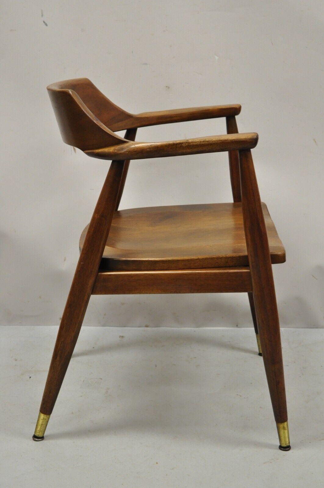 Gunlocke Mid-Century Modern Walnut Office Desk Arm Chair In Good Condition In Philadelphia, PA