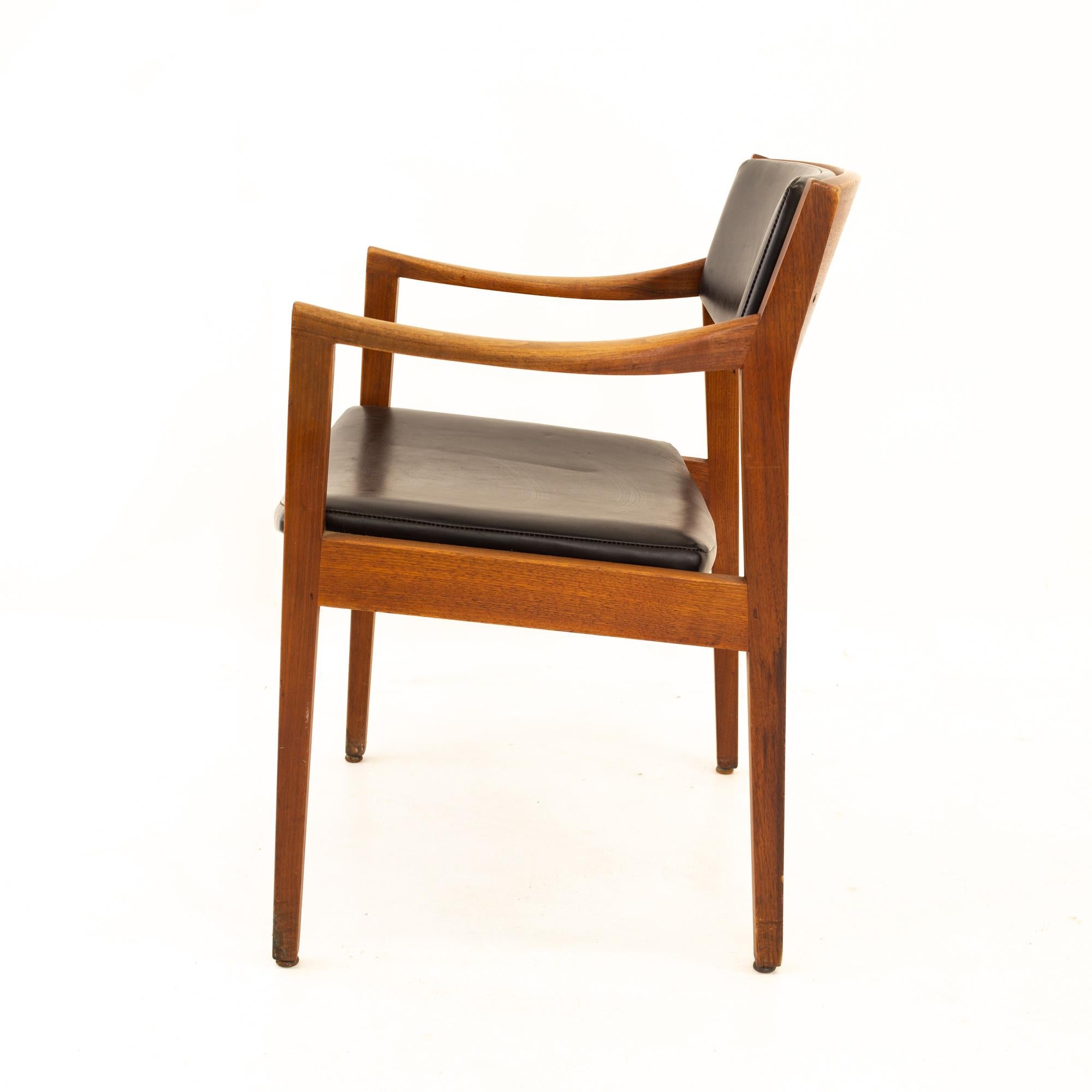 Gunlocke Midcentury Walnut and Black Leather Occassional Chairs, Pair In Good Condition In Countryside, IL