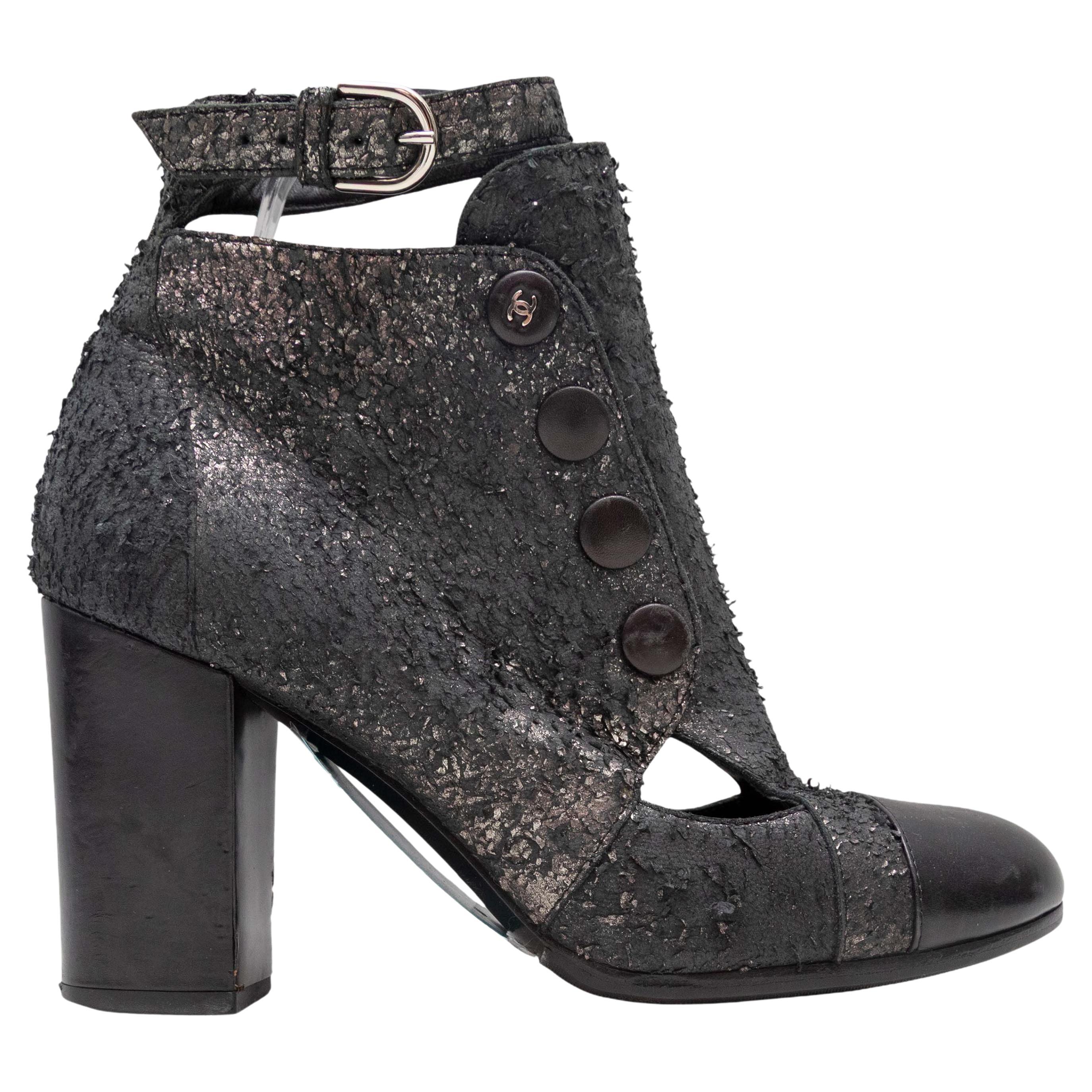 Botines Chanel Gunmetal & Black Cap-Toe Distressed Cutout
