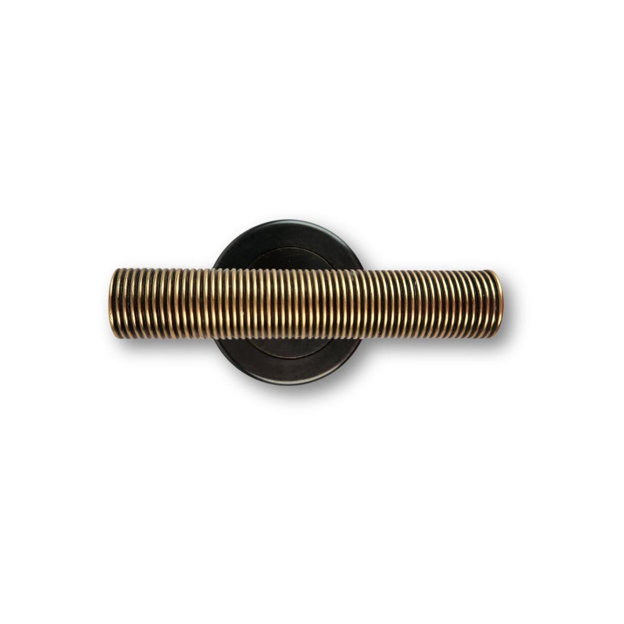 This door handle harmoniously combines contrasting surfaces: the smooth finish of gunmetal brass and the subtle texture of brass wires. Inspired by Oriental aesthetics, it embodies timeless design that elevates every detail with