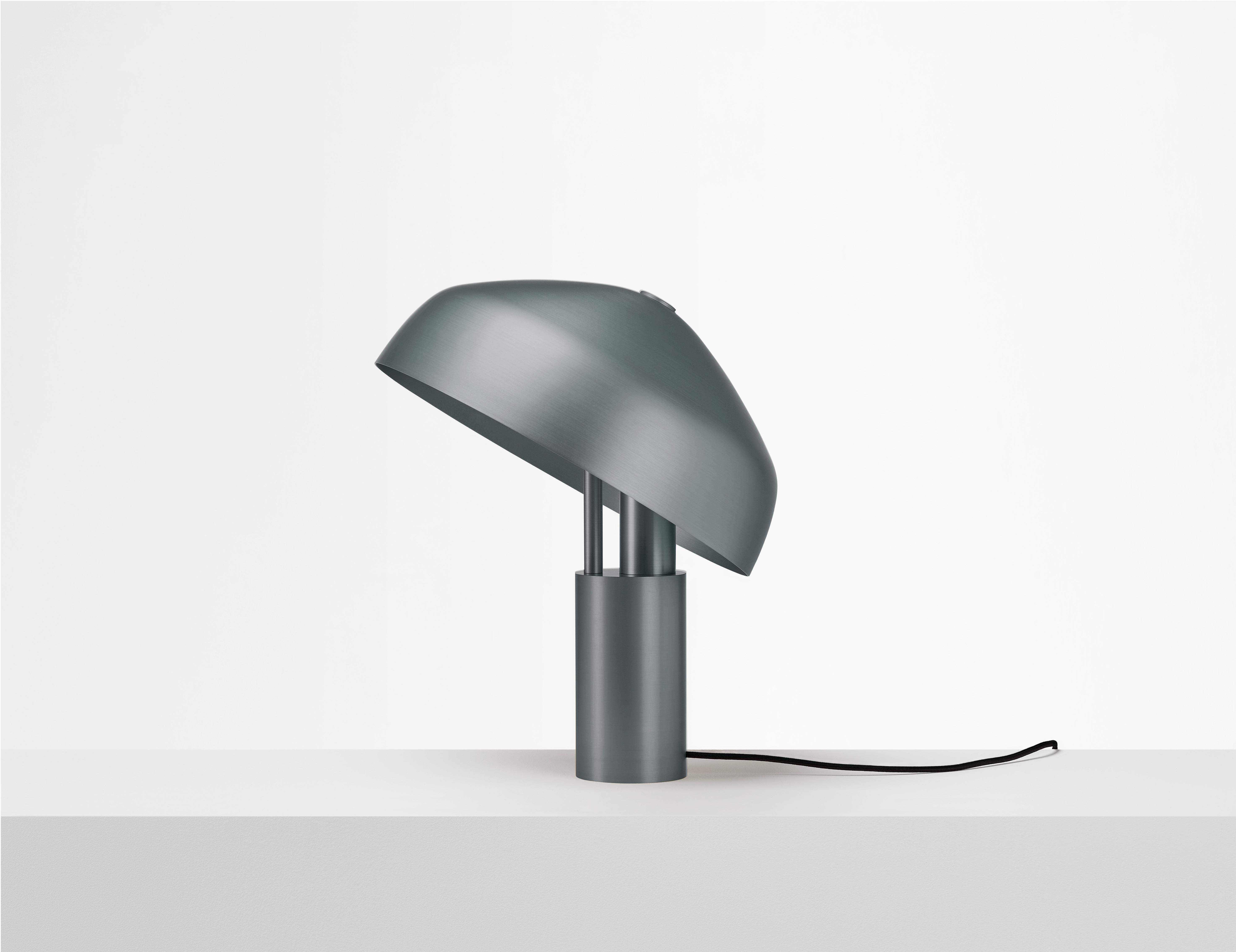 Ora Schreibtischlampe in Gunmetal Grey

Die dekorative Ora Schreibtischleuchte aus eloxiertem Aluminium in Gunmetal Grey wurde exklusiv für ein Projekt in Melbourne angefertigt. Dieser einzigartige Produktionsnachweis ist für Liebhaber