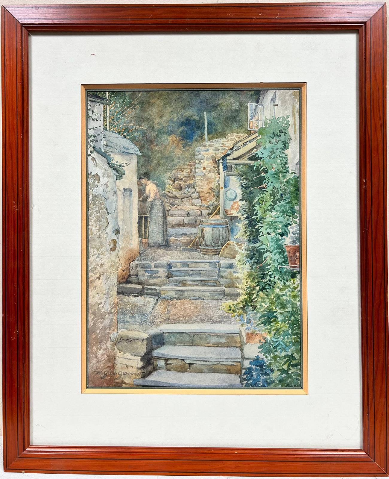 Fine 1900's English Aquarell Gemälde Lady by Cottage Steps Signed – Painting von Gunn Gwennet