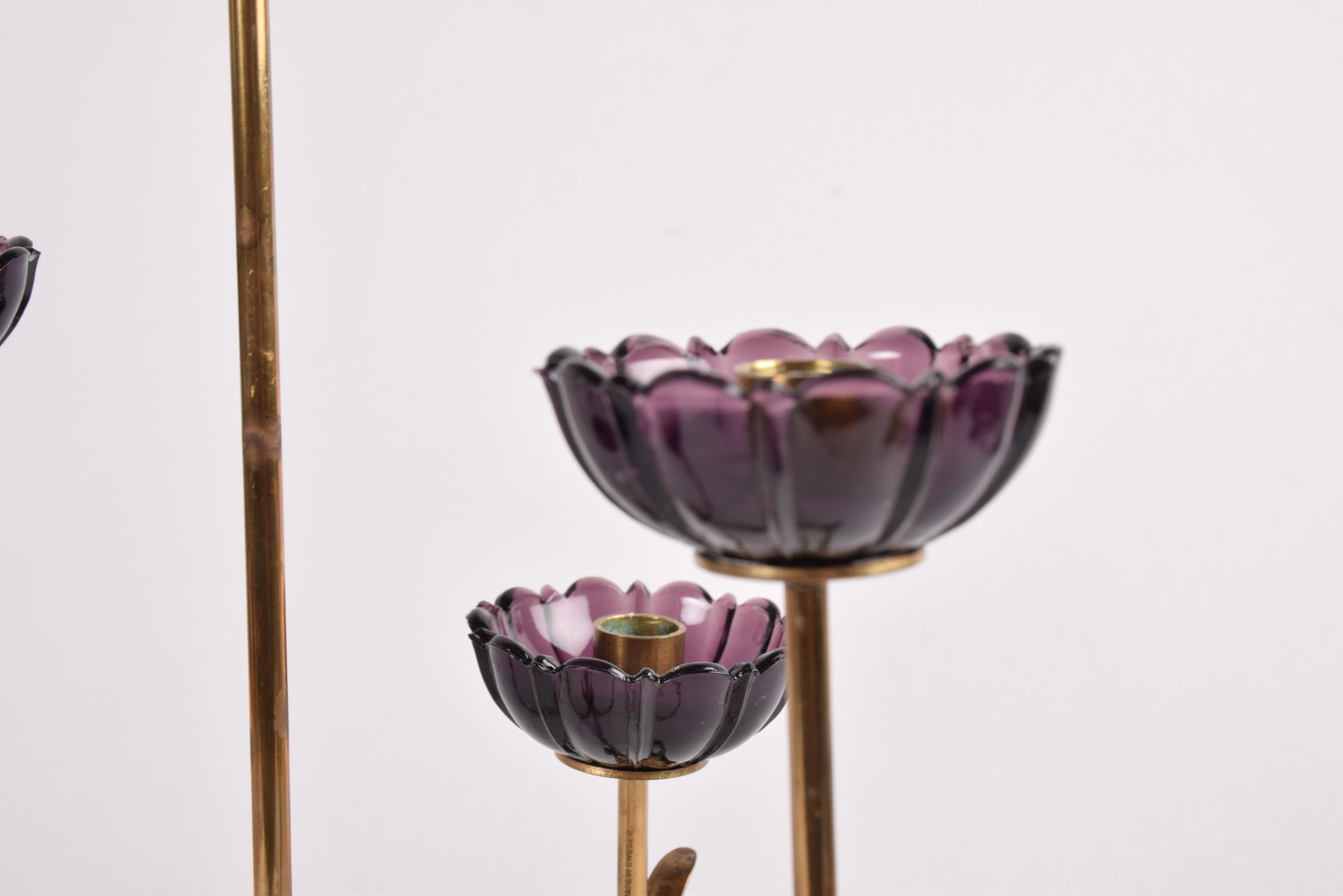 Gunnar Ander 4 Candélabres à fleurs en laiton et verre violet, Ystad Metall, Suède, années 1960 en vente 4