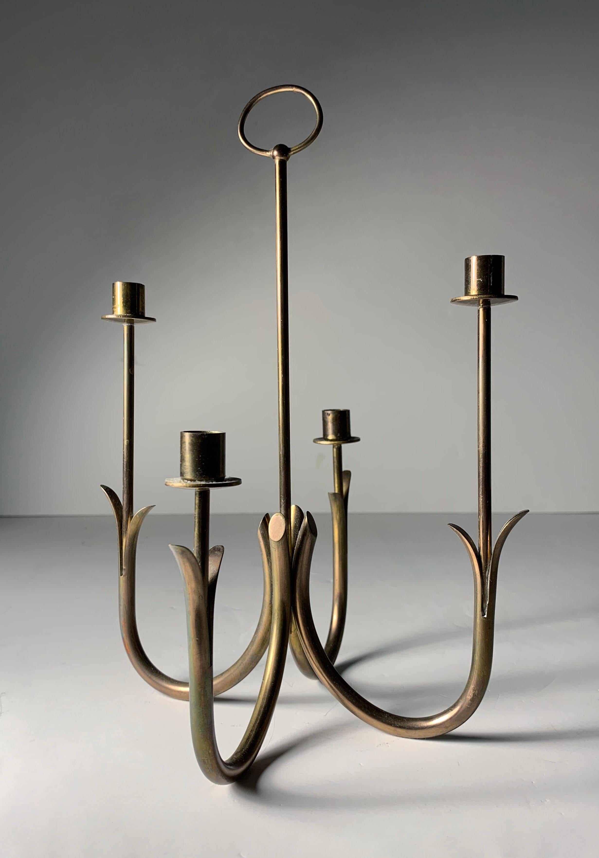 Candelabro a 4 candele in ottone Gunnar Ander di Ystad Metall Sweden.

 