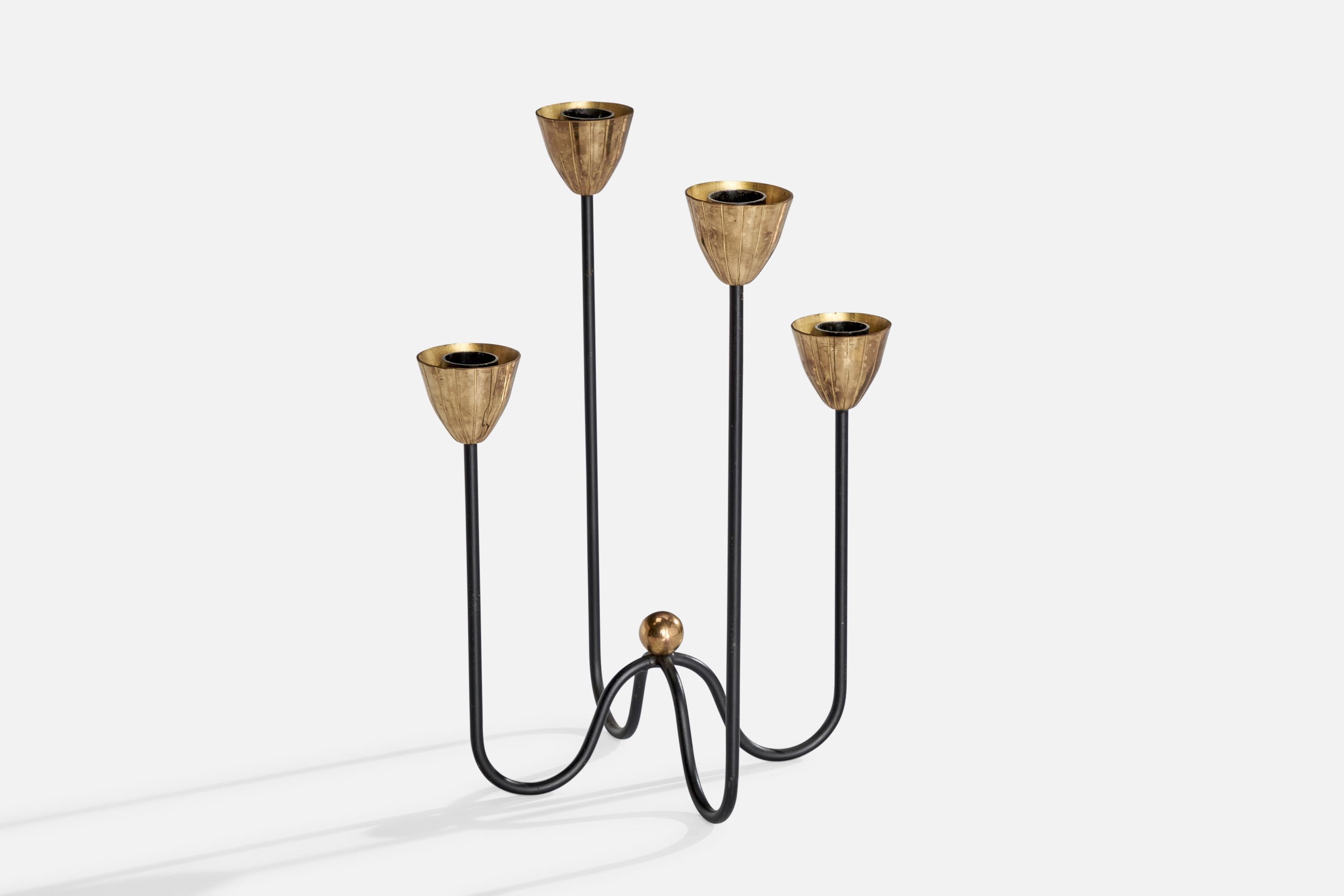 Candelabro in ottone e metallo laccato nero disegnato da Gunnar Ander e prodotto da Ystad-Metall, Svezia, anni '1950 circa.

Può contenere candele da 0.875