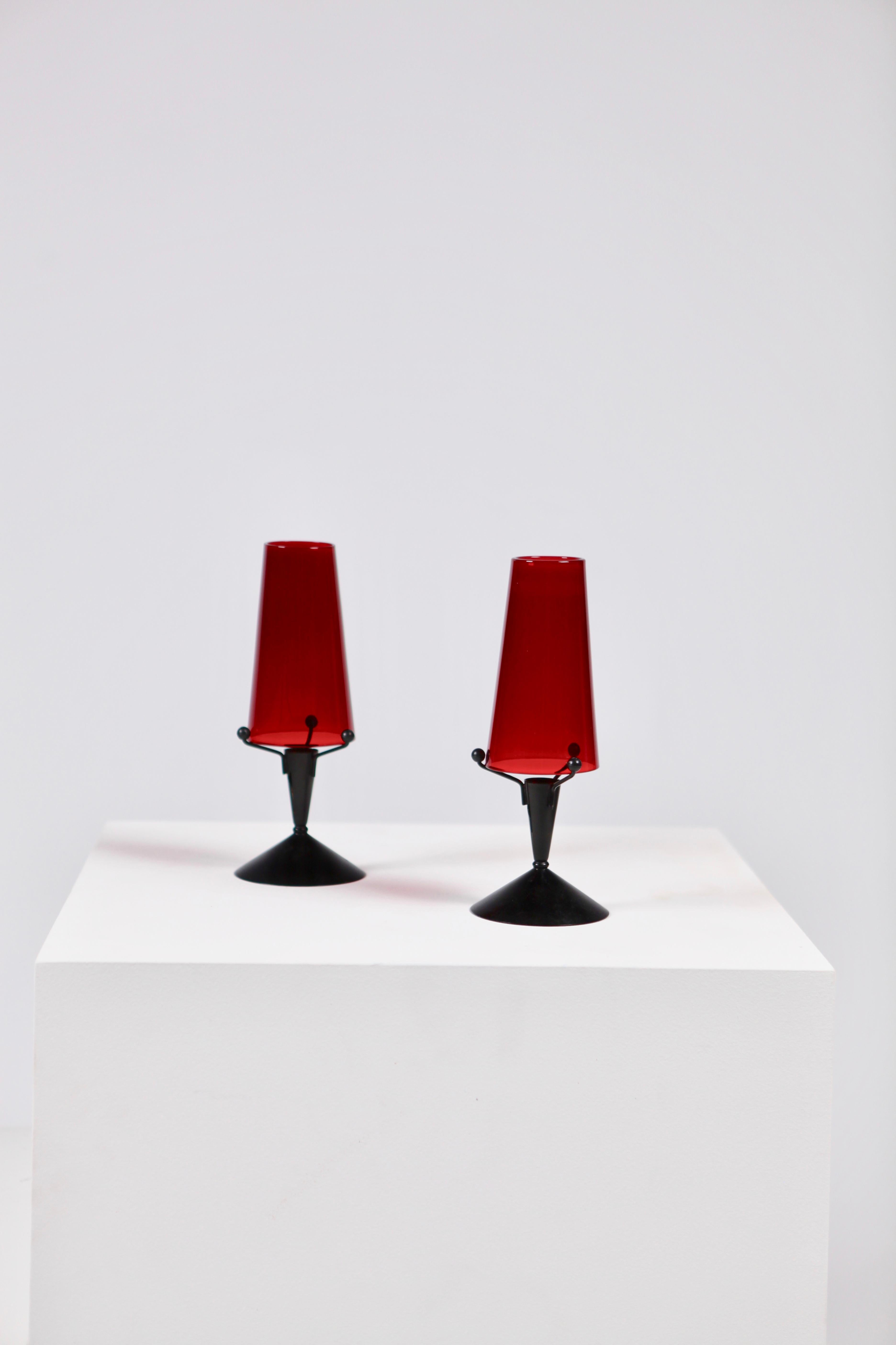 A pair of candlesticks in black metal and red glass by Gunnar Ander for Ystad Metal, Sweden.
Very good vintage condition, no chips, etc.